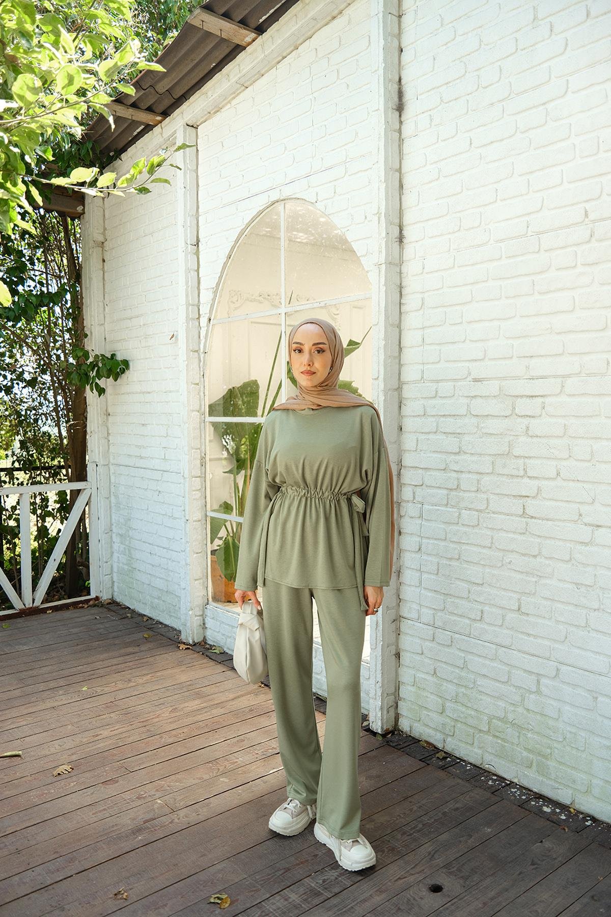 Bel Bağlama Detay İkili Takım Ada Çayı