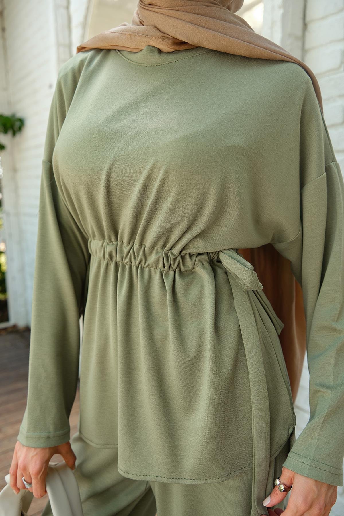 Bel Bağlama Detay İkili Takım Ada Çayı