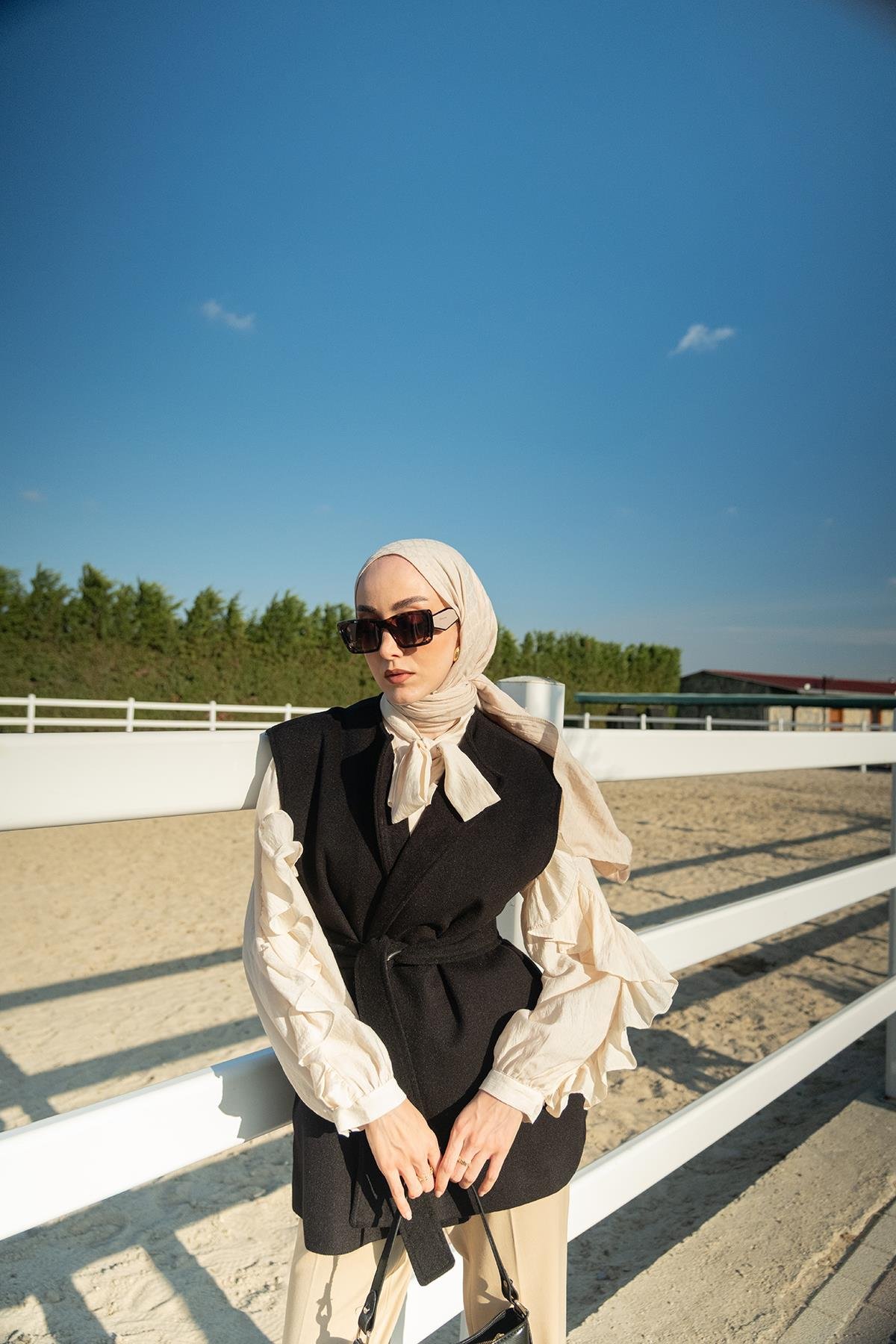 Bel Bağlamalı Kaşe Yelek Siyah