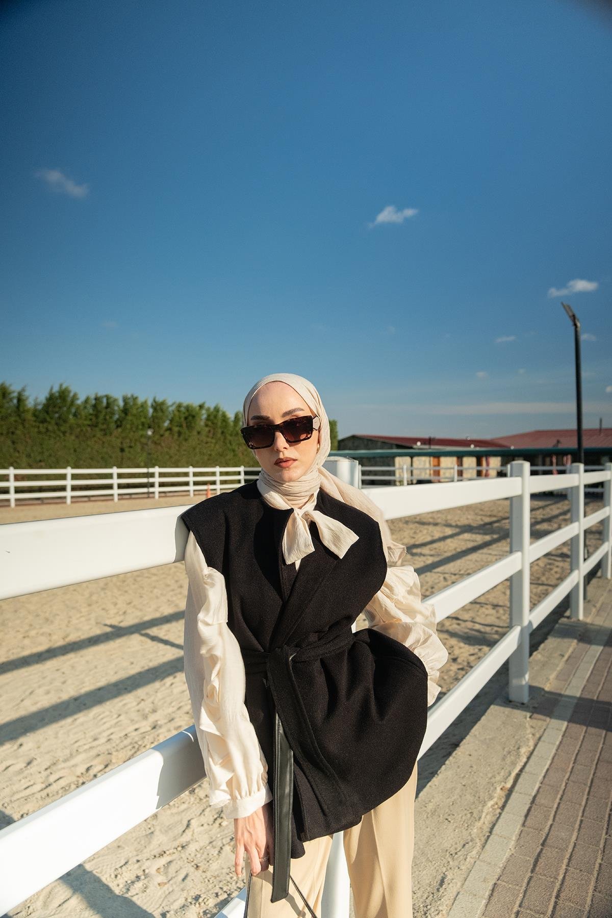 Bel Bağlamalı Kaşe Yelek Siyah