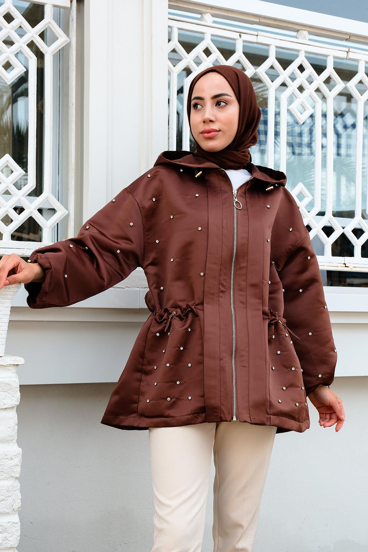 Beli Fırfır Detaylı Taş Aksesuarlı Yağmurluk Kahverengi