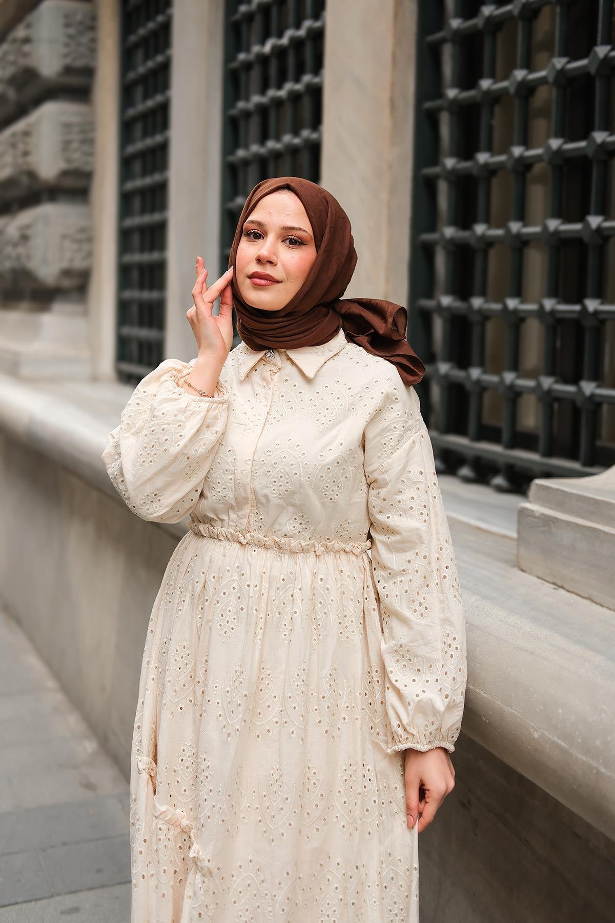 Beli Lastikli Brode Elbise  Krem