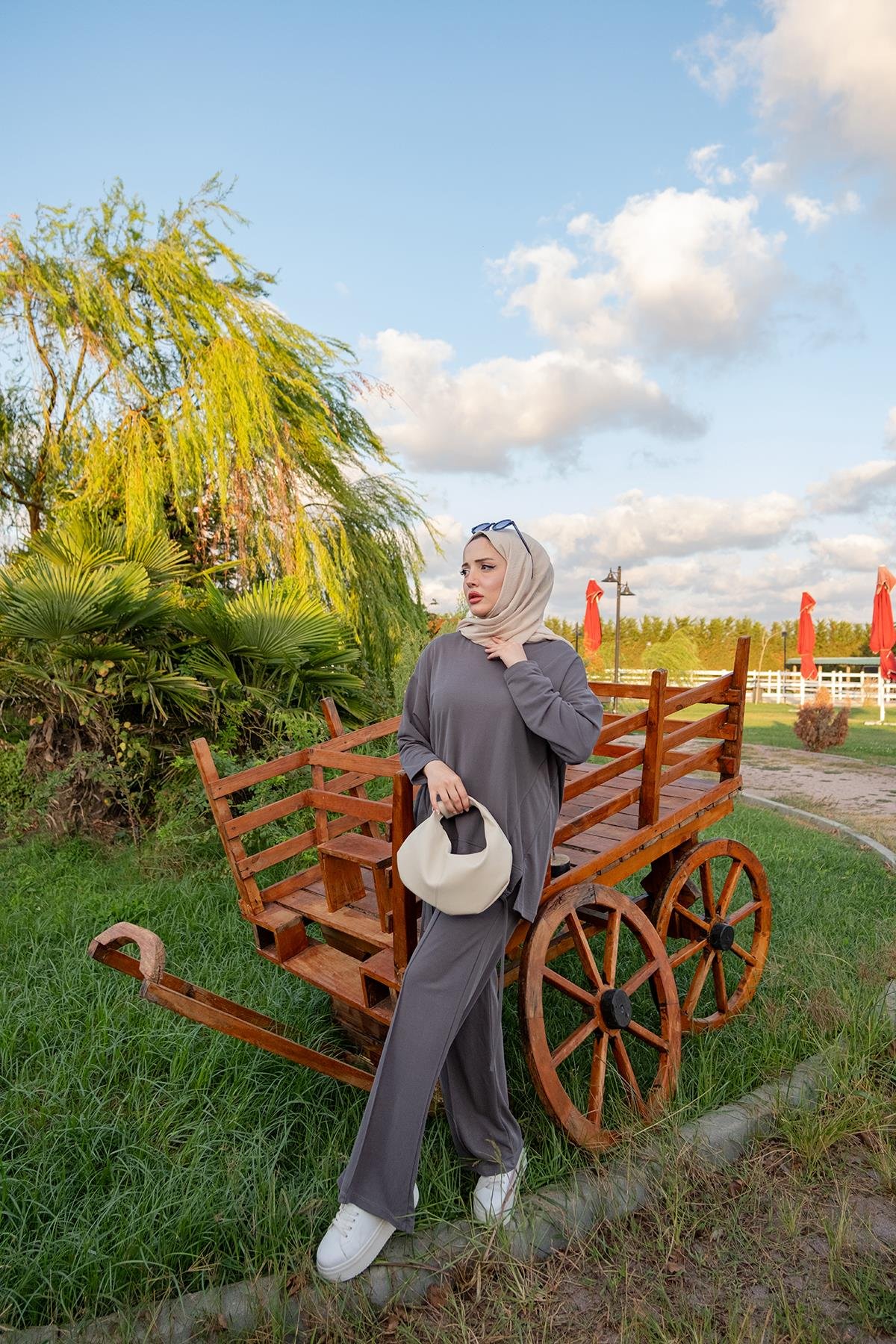 Beli Lastikli Takım Gri