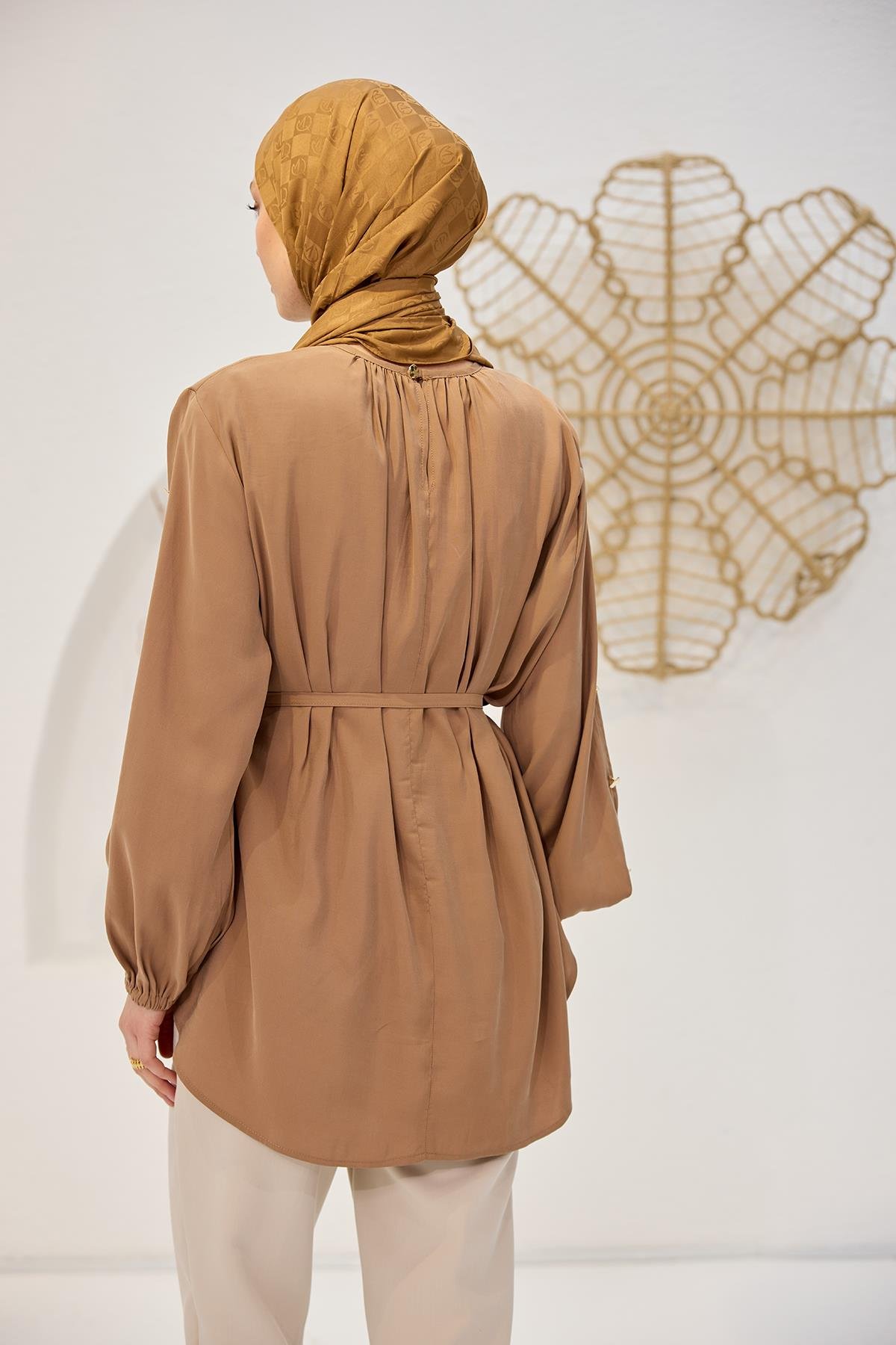 Bisiklet Yaka Gold Düğme Detaylı Bluz Kahverengi