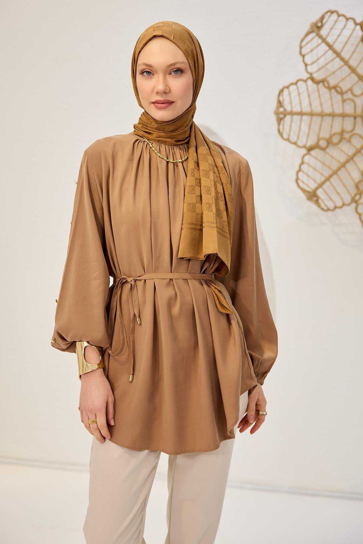 Bisiklet Yaka Gold Düğme Detaylı Bluz Kahverengi