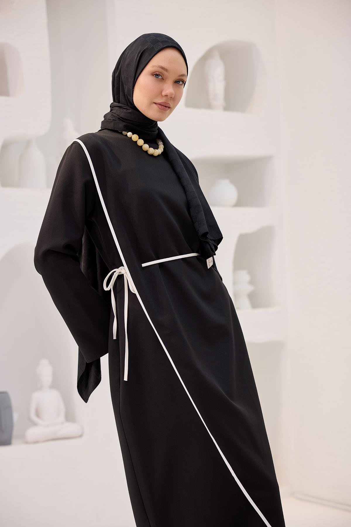 Biyeli Kendinden Bağlı Scuba Elbise  Siyah