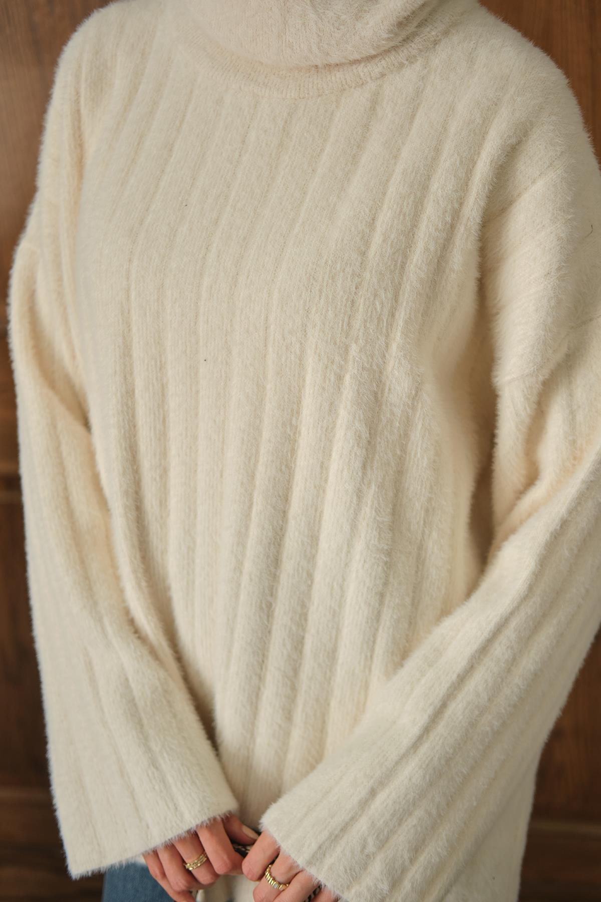 Boğazlı Peluş Triko Hırka Ekru