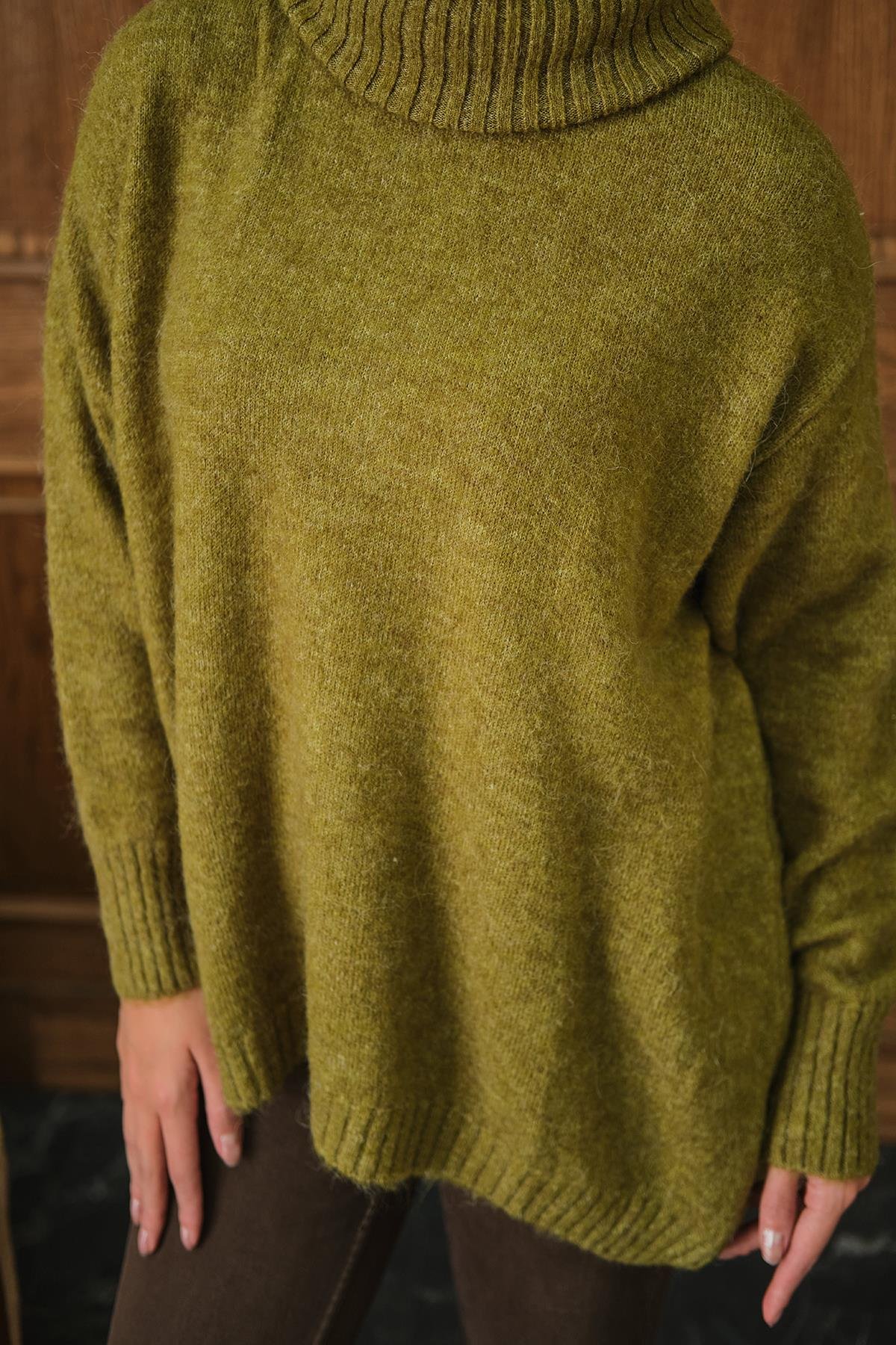 Boğazlı Triko Kazak Yağ Yeşil