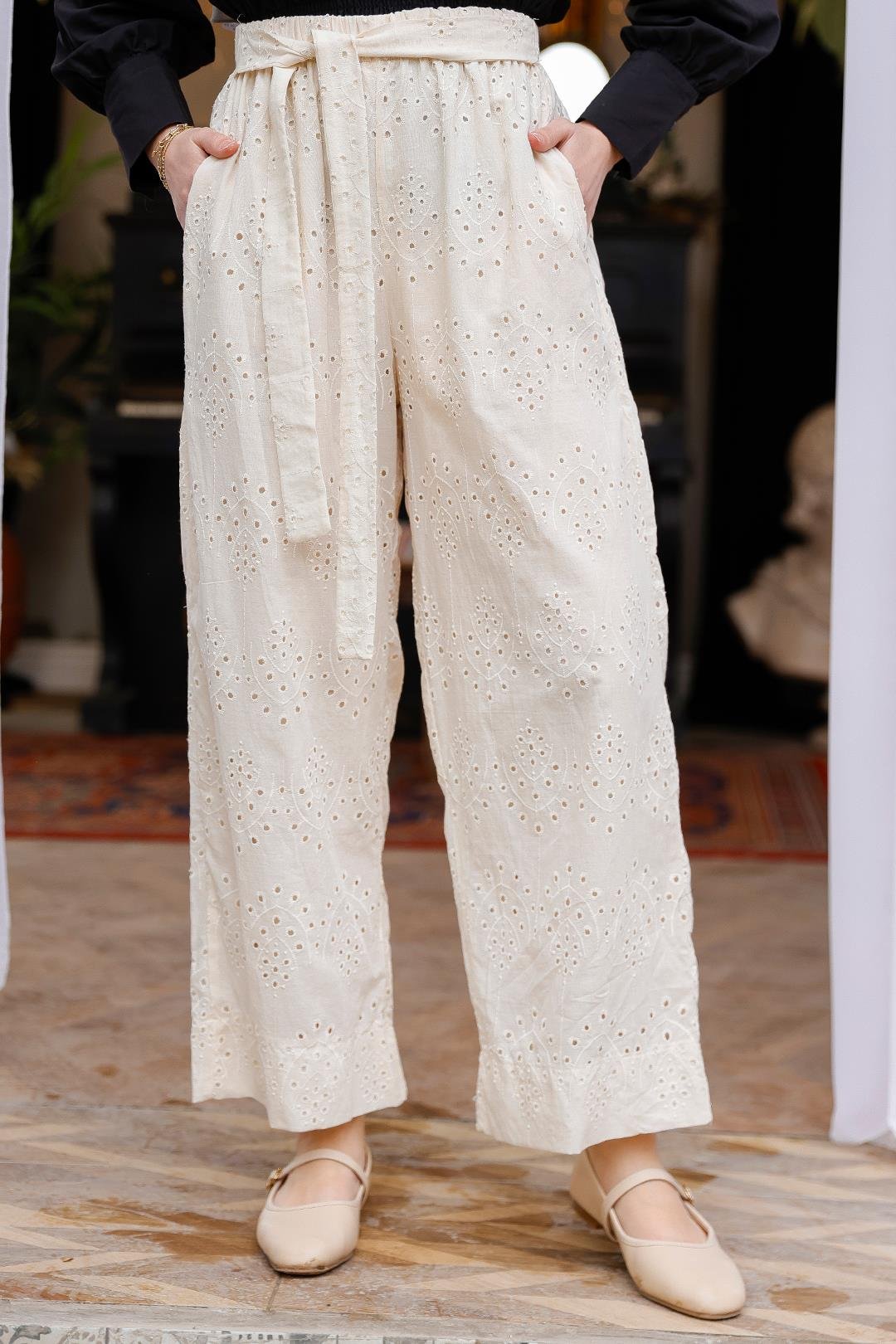 Brode Desenli Bel Bağlamalı Pantolon Krem