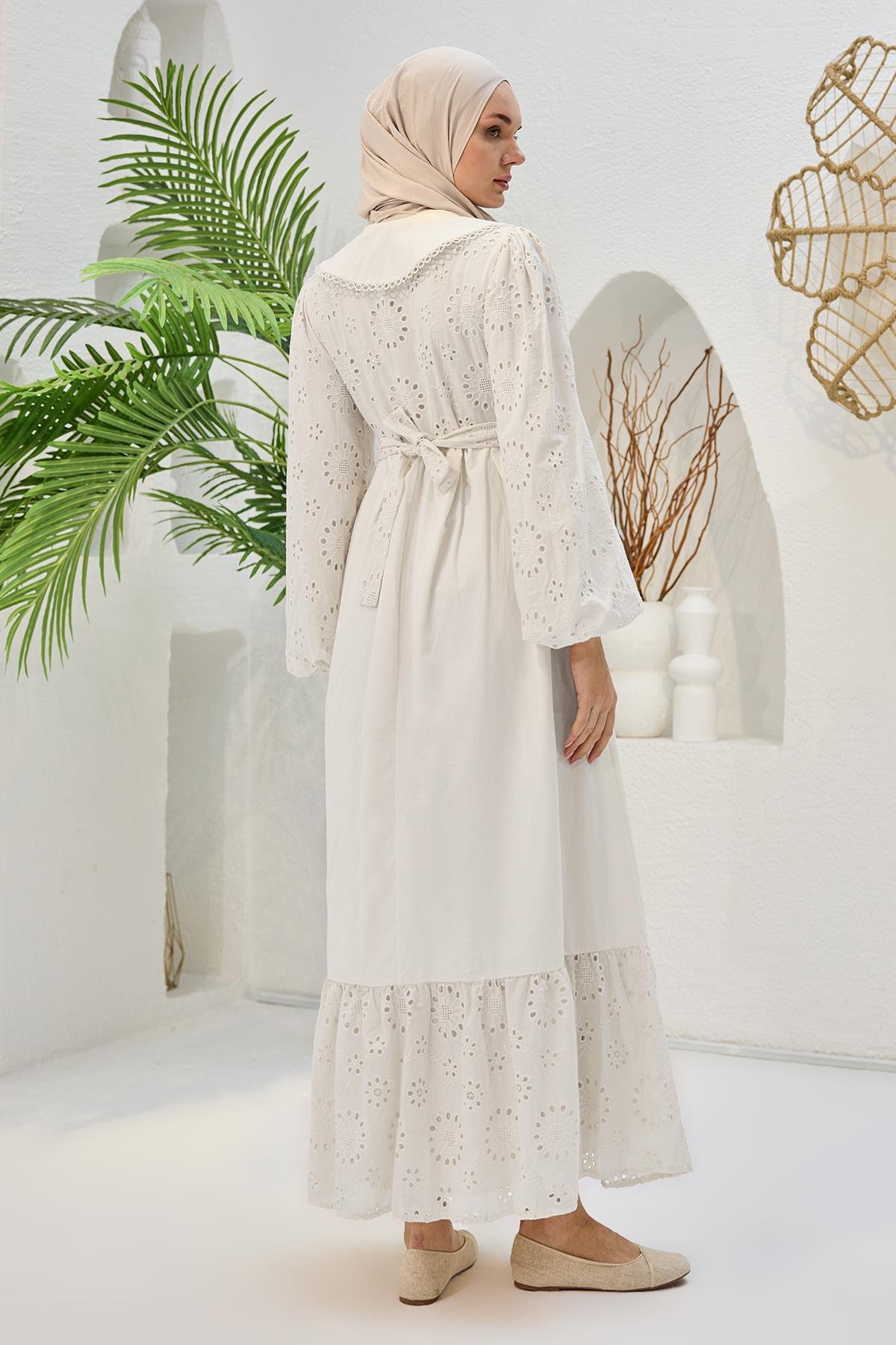 Brode Detaylı Bebe Yaka Elbise Beyaz