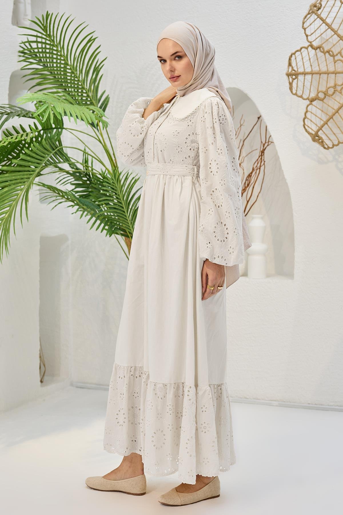 Brode Detaylı Bebe Yaka Elbise Beyaz