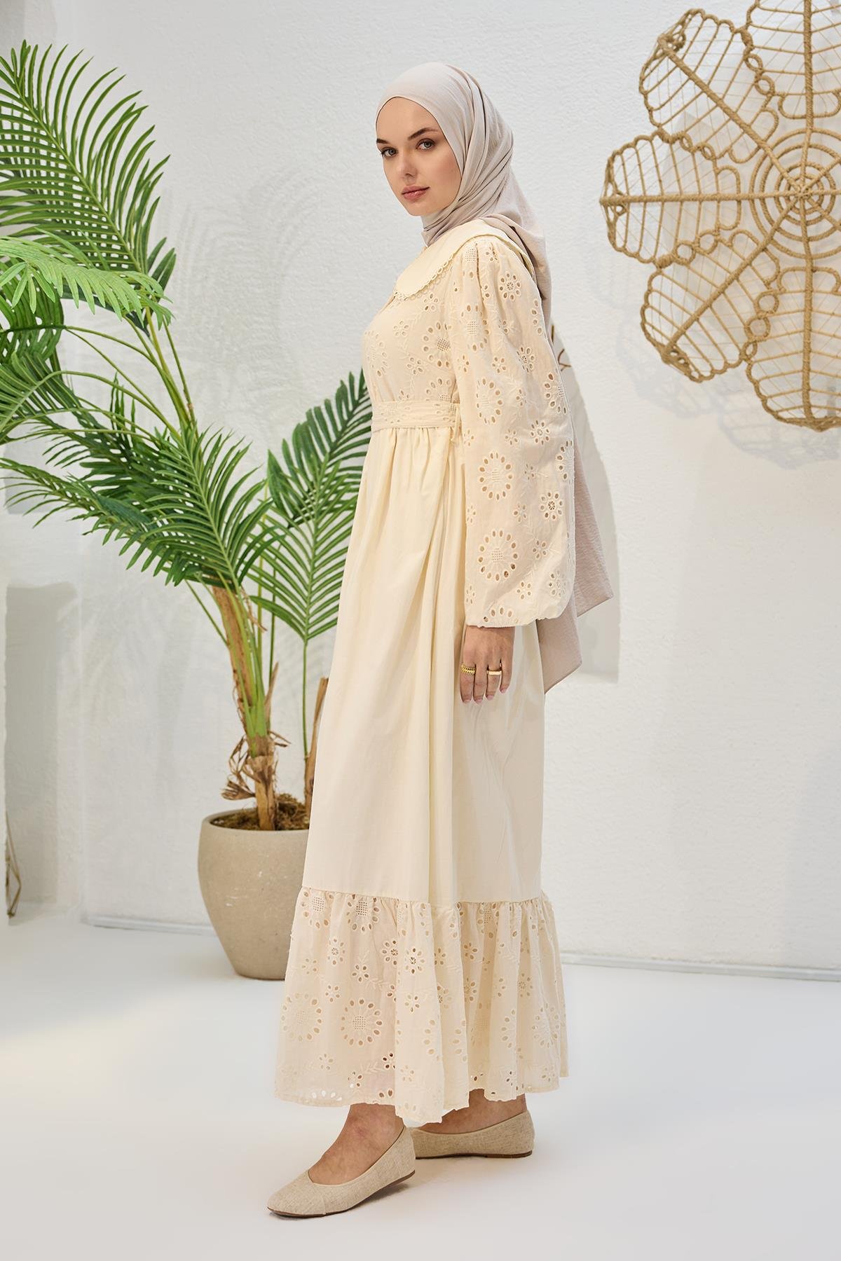 Brode Detaylı Bebe Yaka Elbise Krem