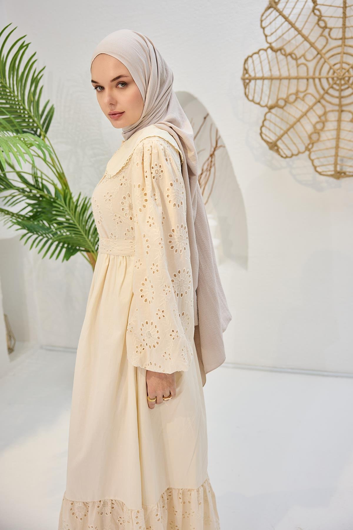 Brode Detaylı Bebe Yaka Elbise Krem