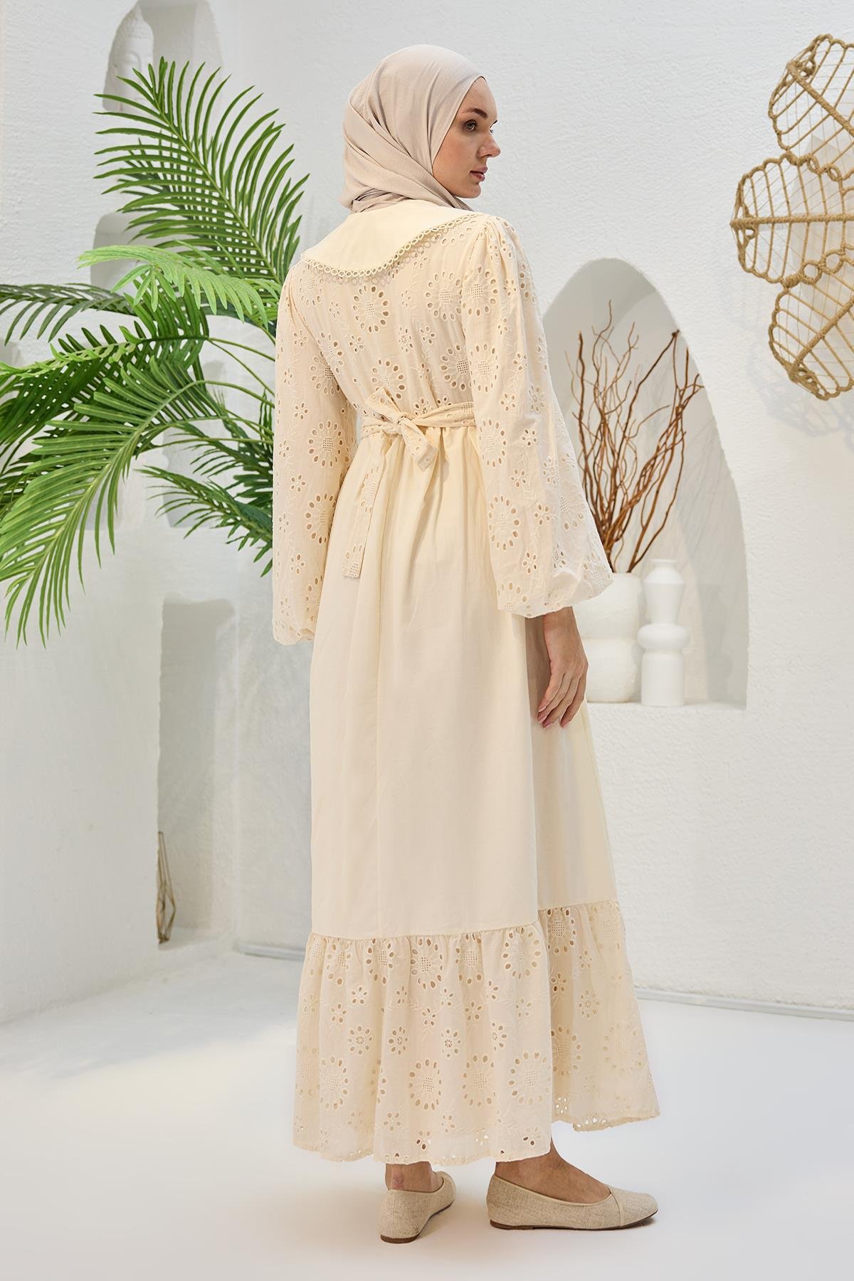 Brode Detaylı Bebe Yaka Elbise Krem