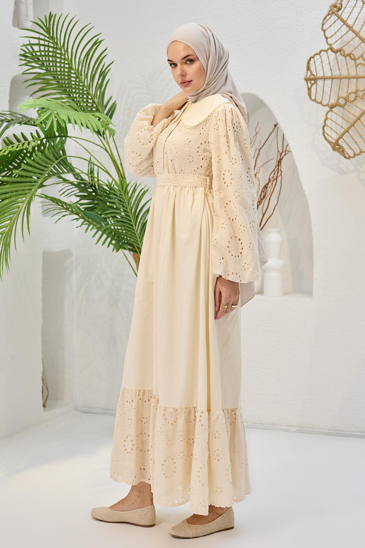 Brode Detaylı Bebe Yaka Elbise Krem