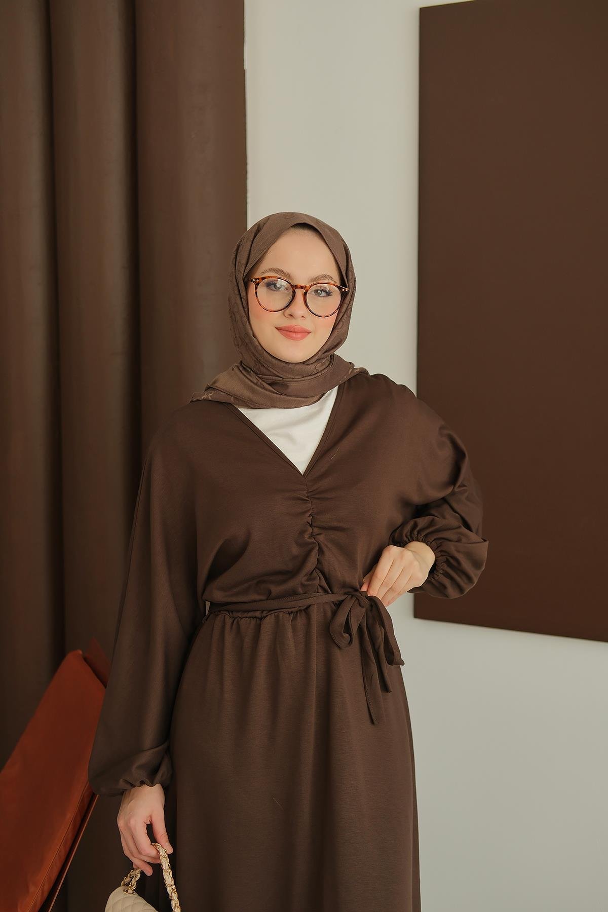 Büzgü Detay Elbise Kahverengi