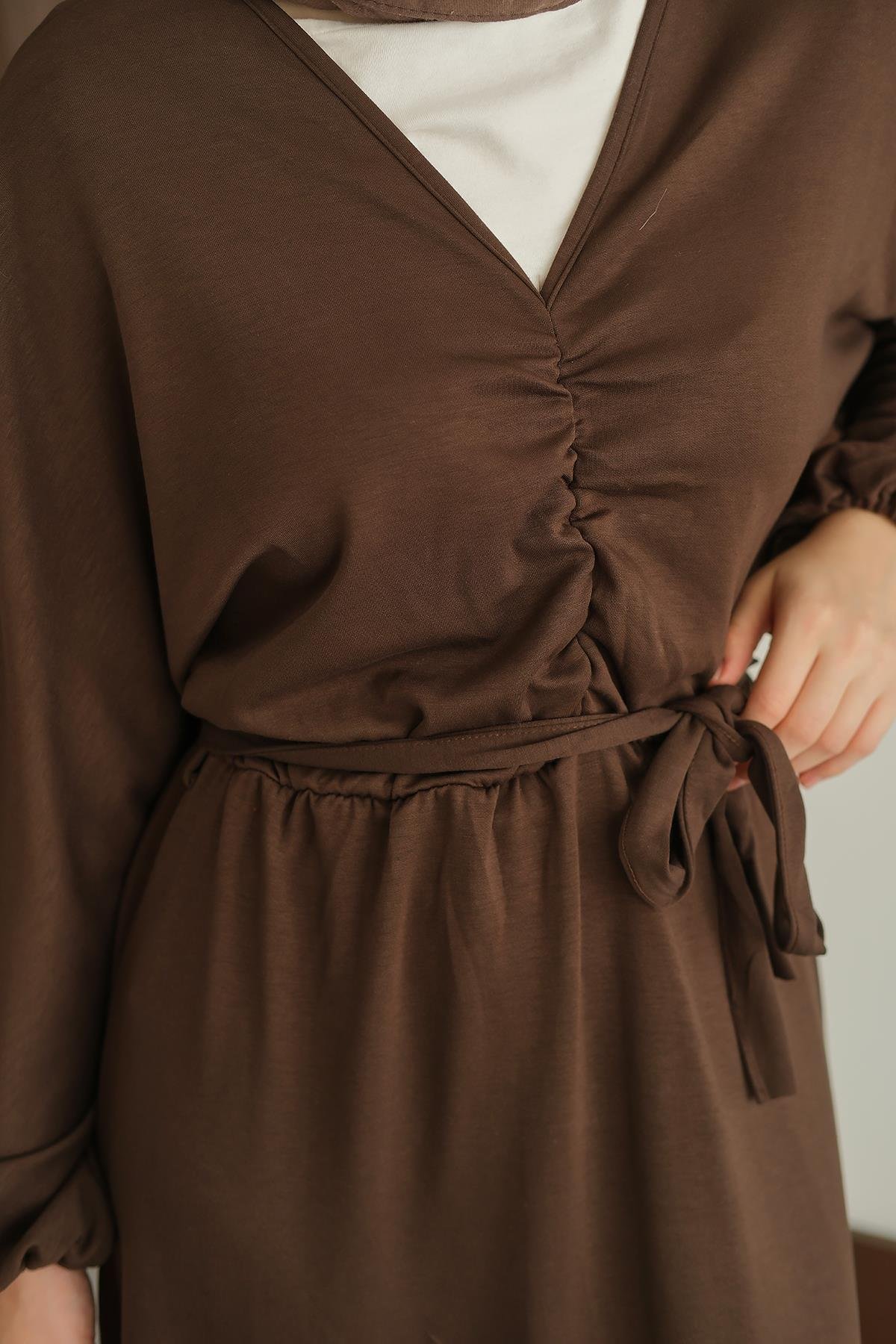 Büzgü Detay Elbise Kahverengi