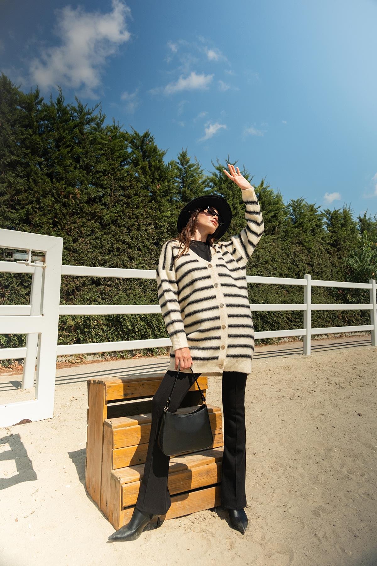 Çizgili Uzun Triko Ceket Beyaz