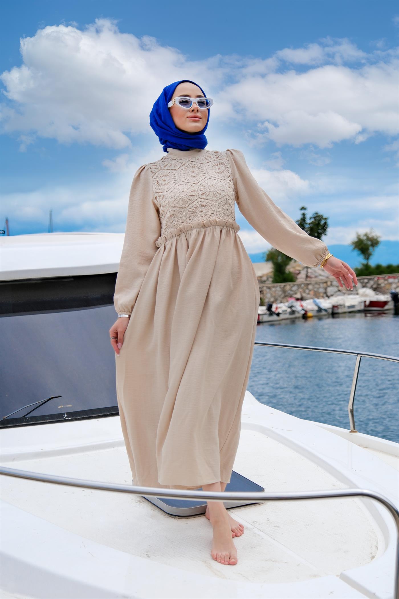 DANTEL DETAY BELI LASTIKLI ELBISE  KREM