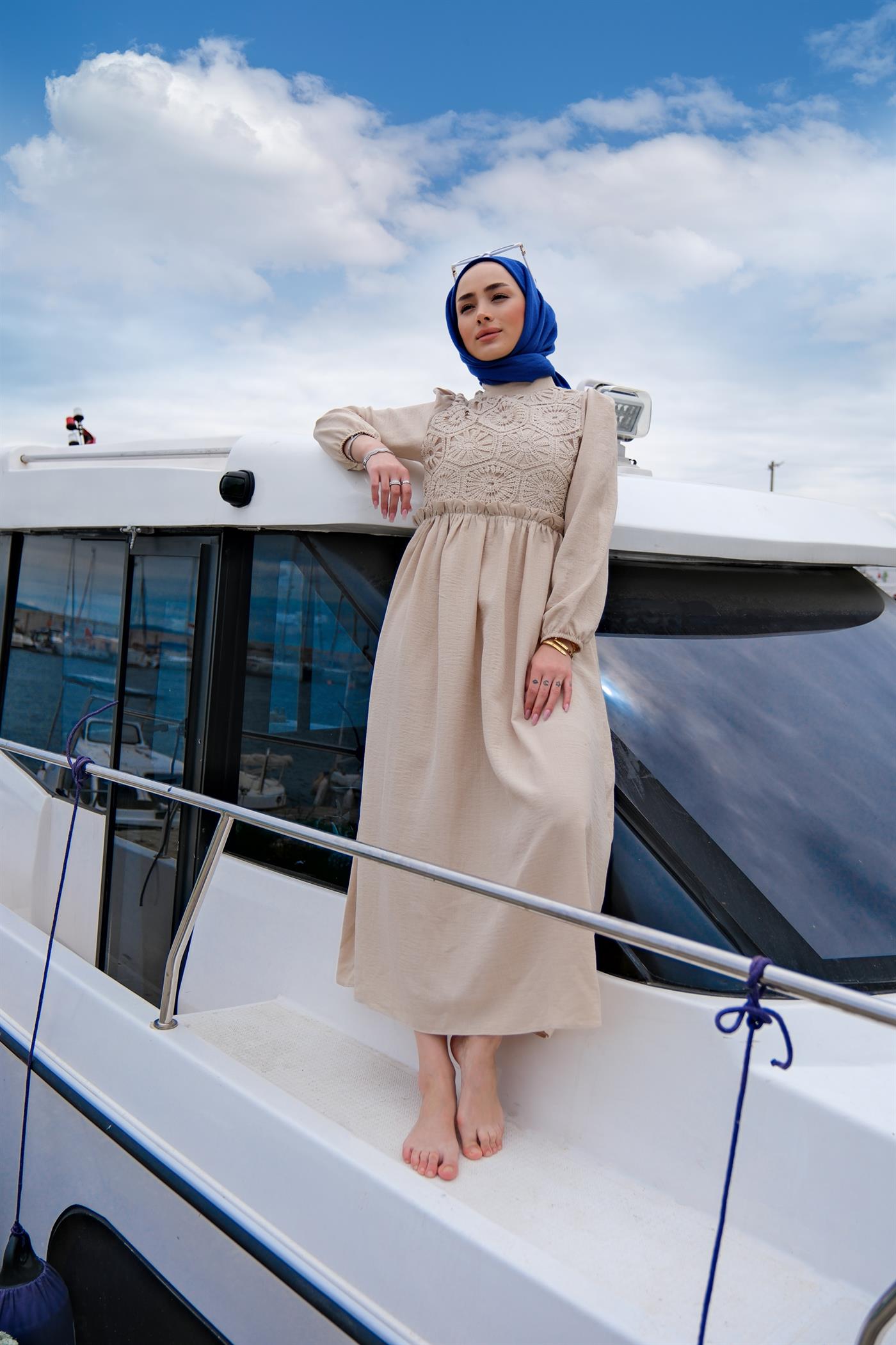 DANTEL DETAY BELI LASTIKLI ELBISE  KREM