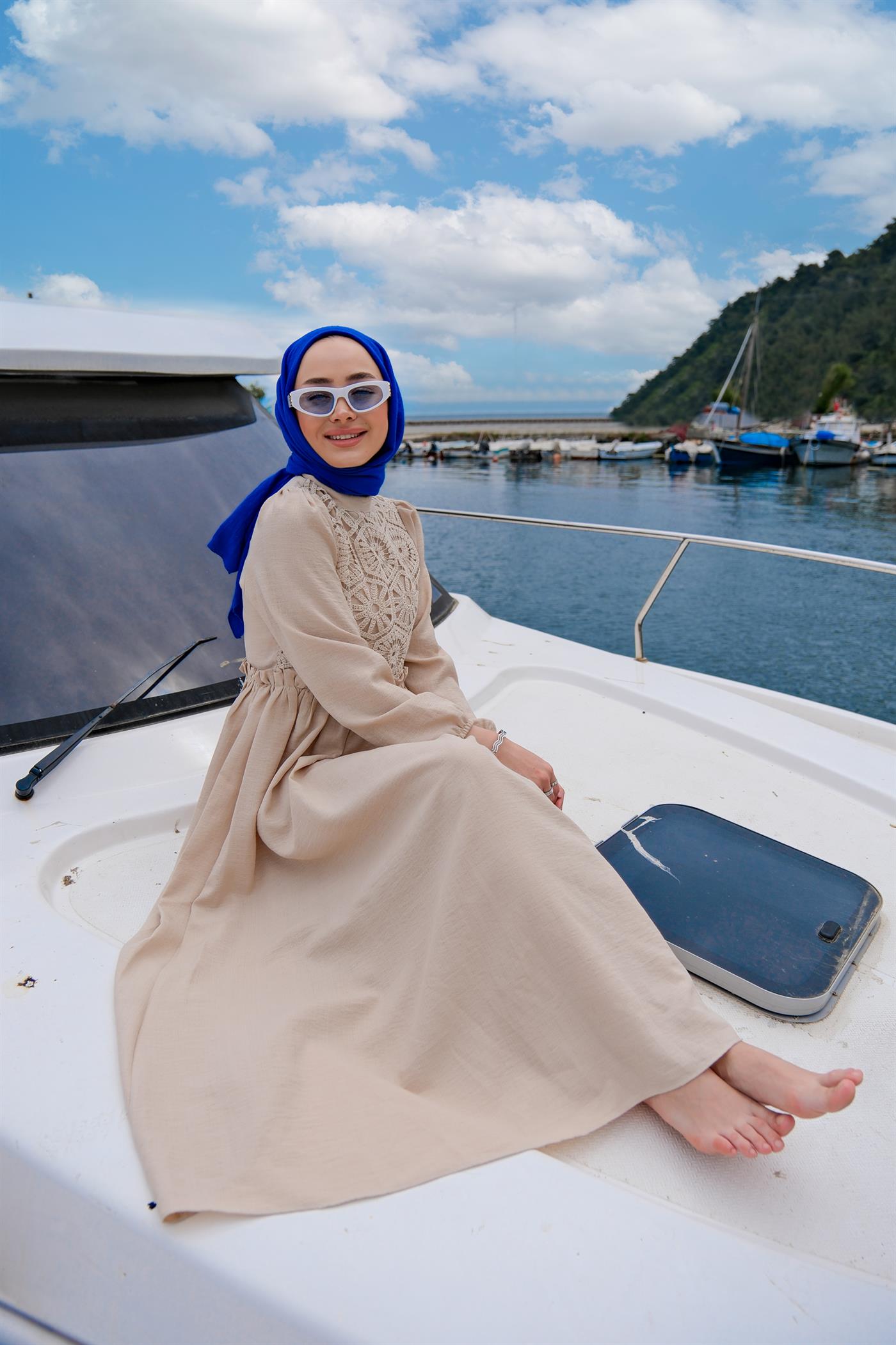 DANTEL DETAY BELI LASTIKLI ELBISE  KREM