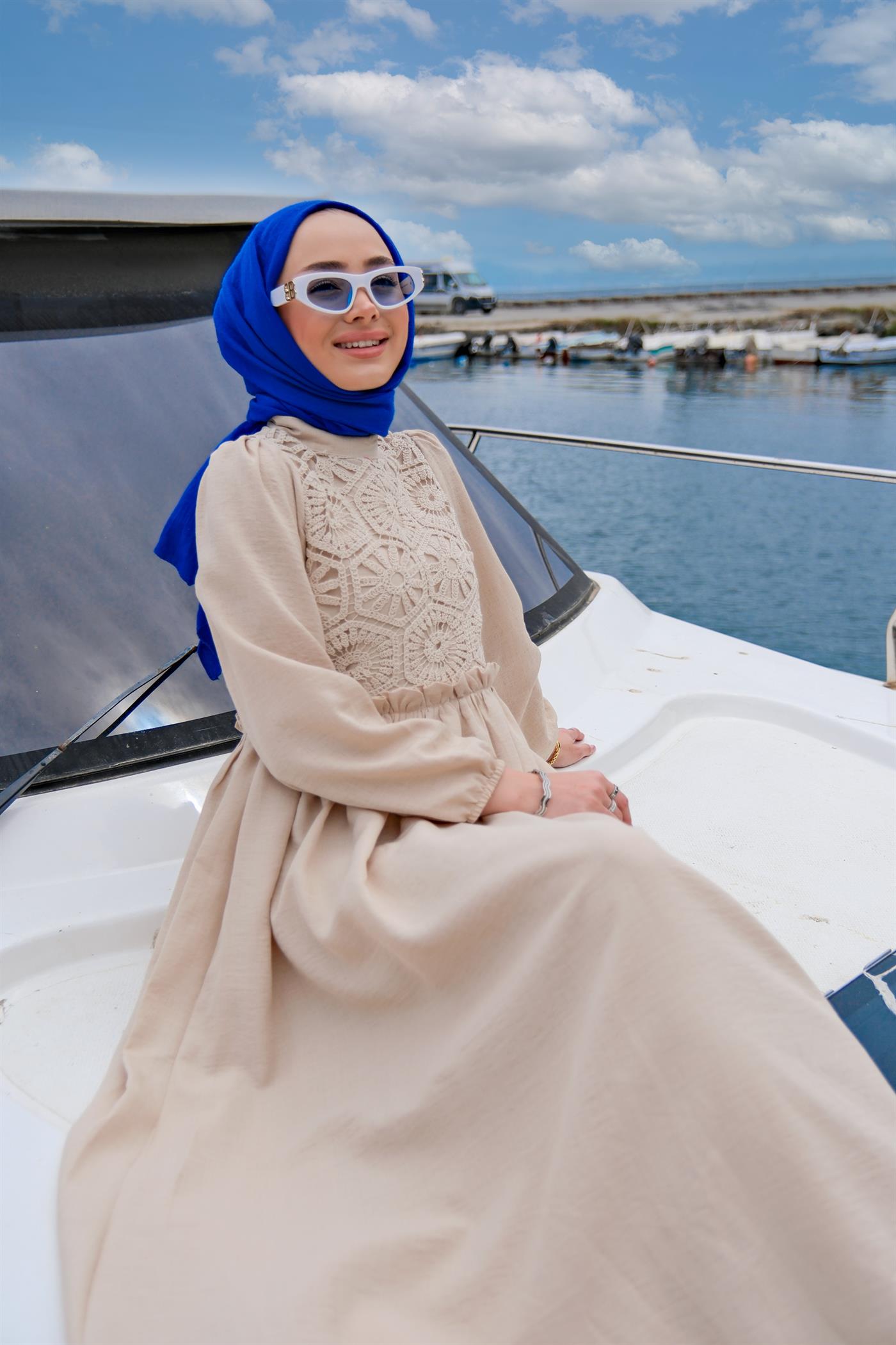 DANTEL DETAY BELI LASTIKLI ELBISE  KREM