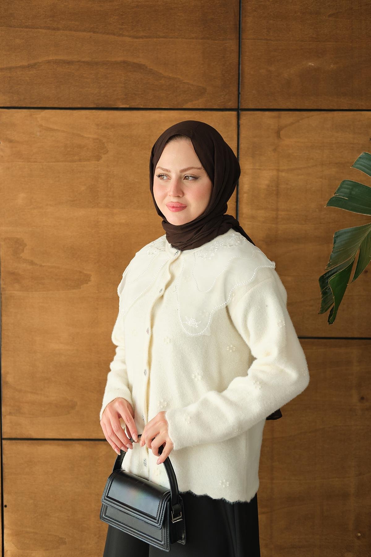 Dantel Yaka Püsküllü Hırka Ekru