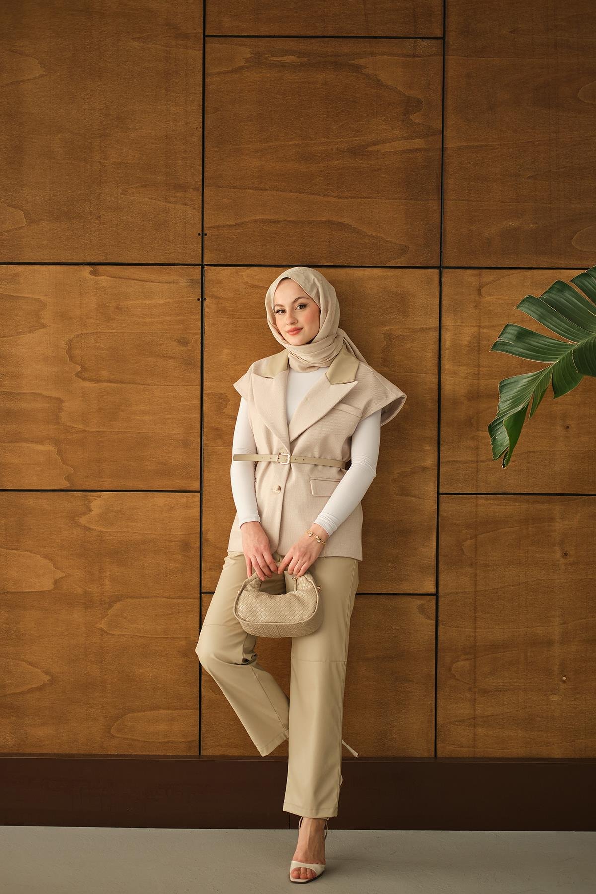 Deri Pantolonlu Yelekli Takım Krem