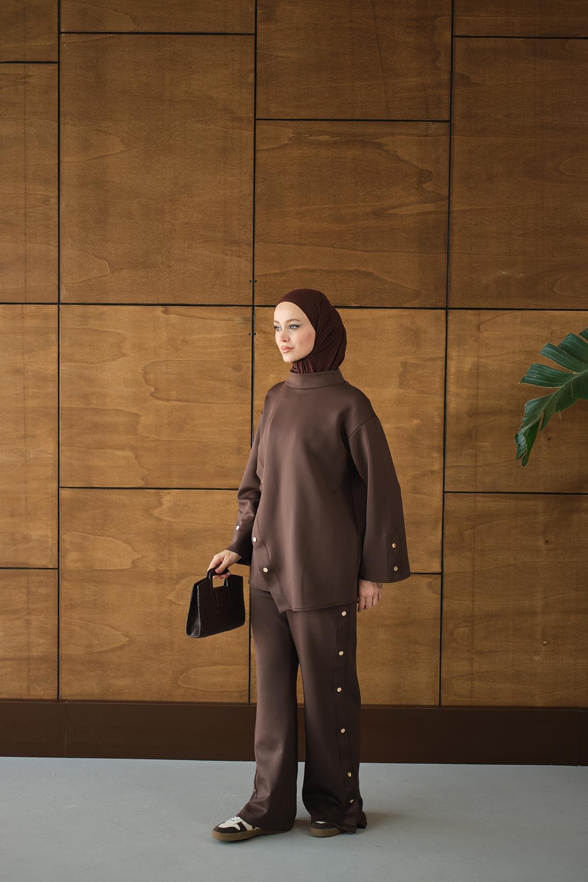 Dik Yaka Takım Kahverengi