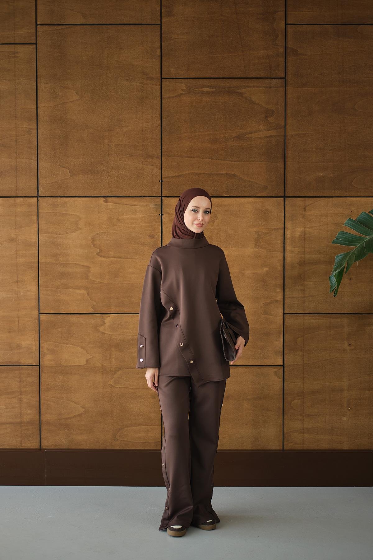 Dik Yaka Takım Kahverengi