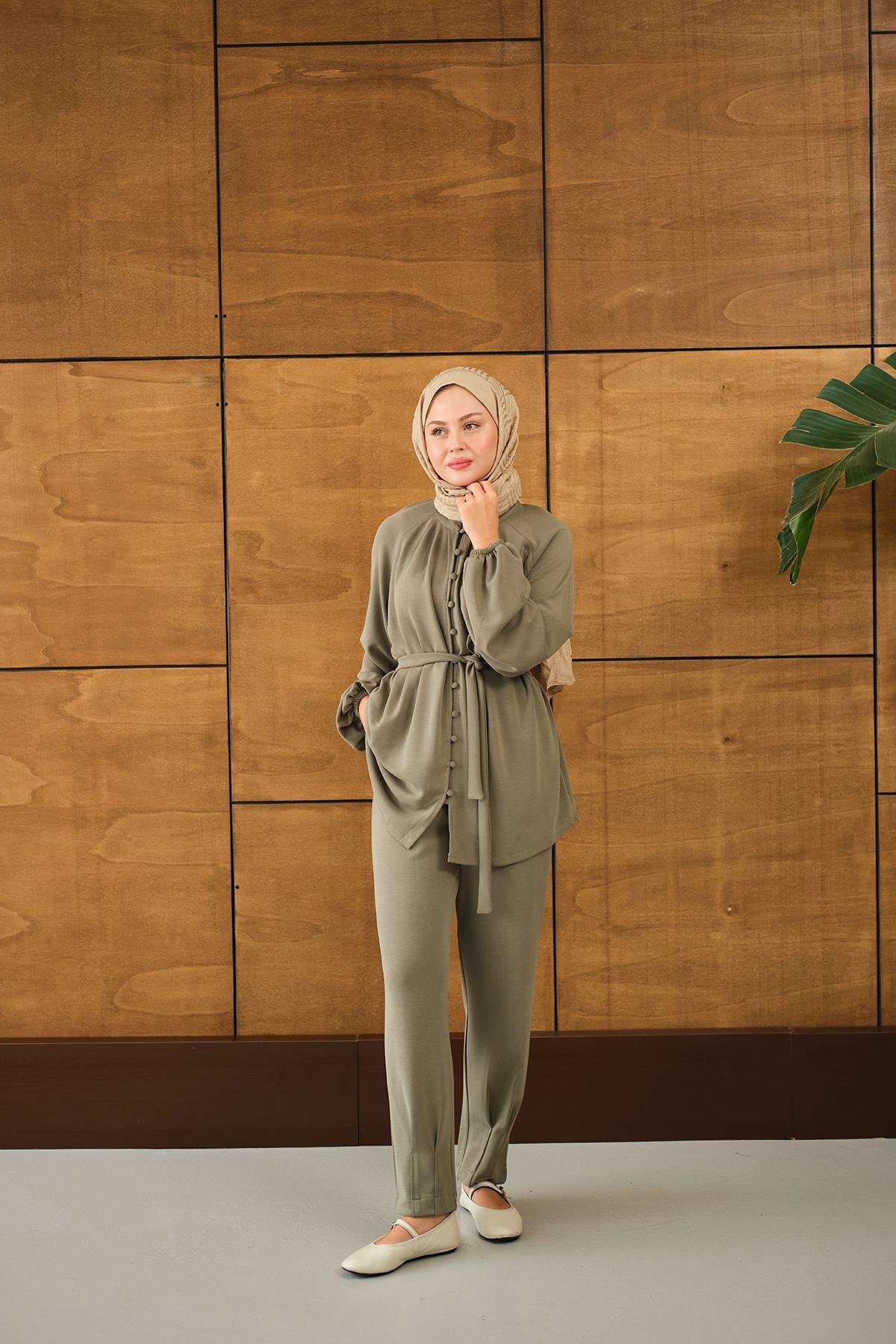 Düğme detaylı Bel Bağlamalı Takım Yeşil