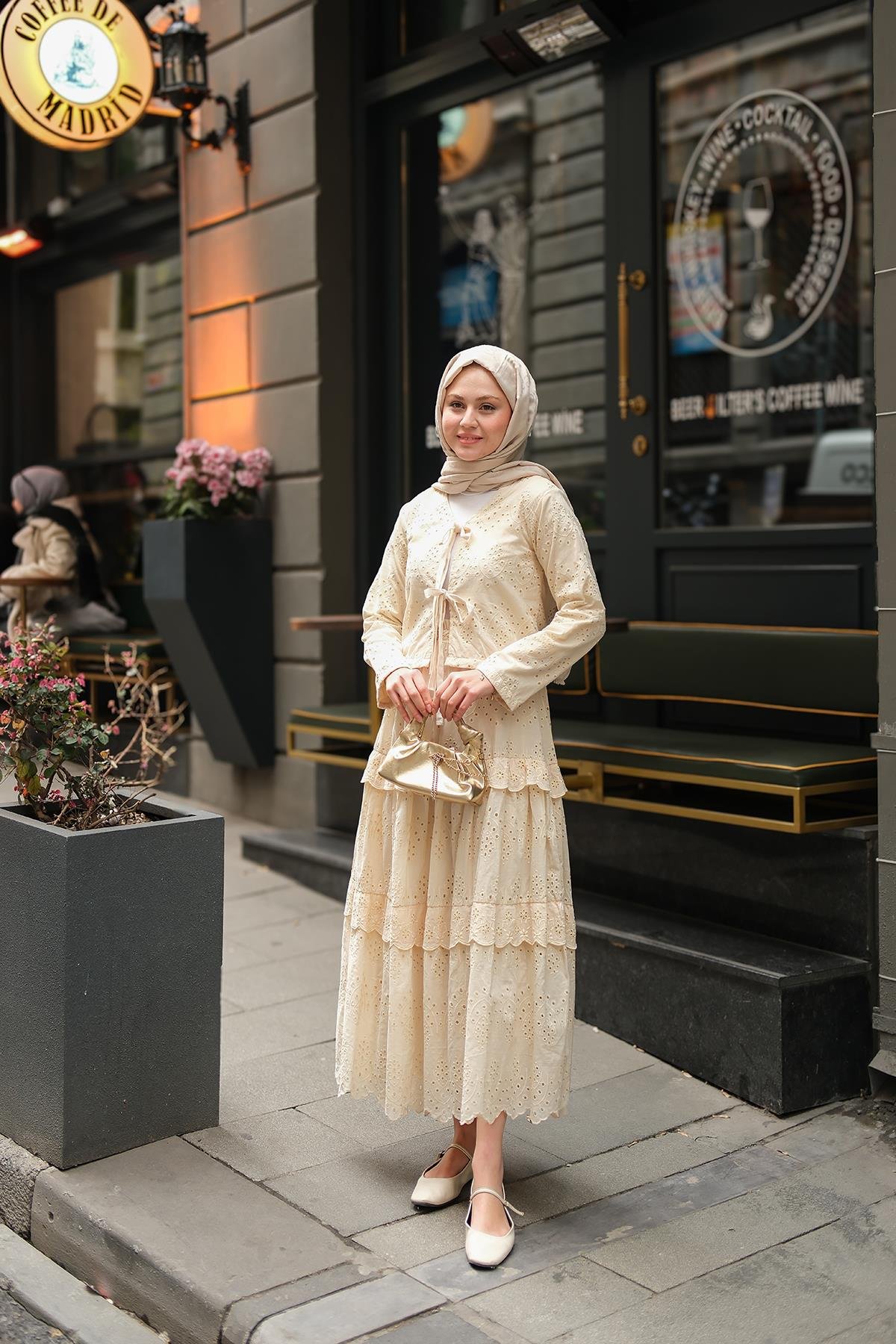 Eteği Volanlı Takım Krem