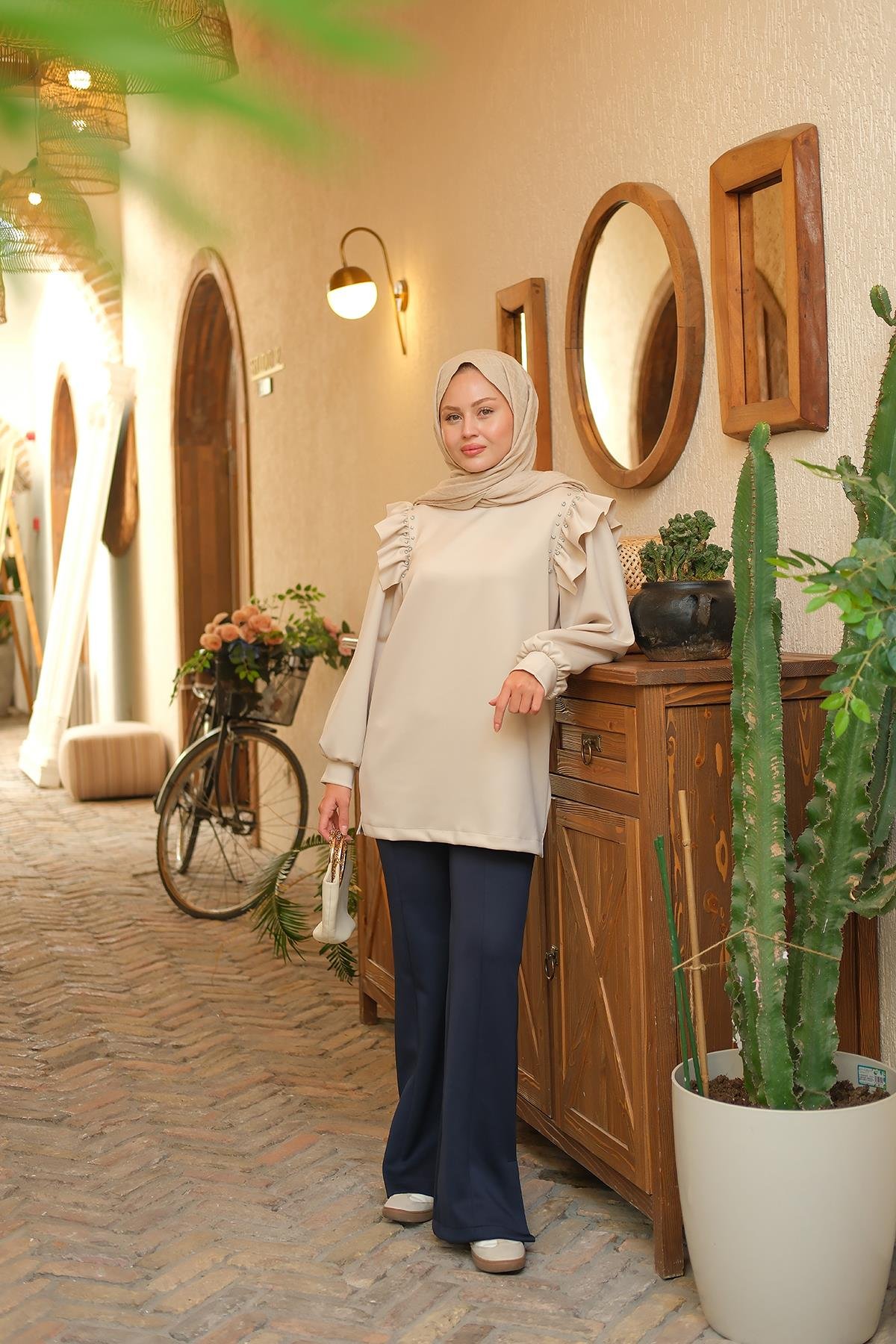 Fırfır Detay Taşlı Tunik Krem