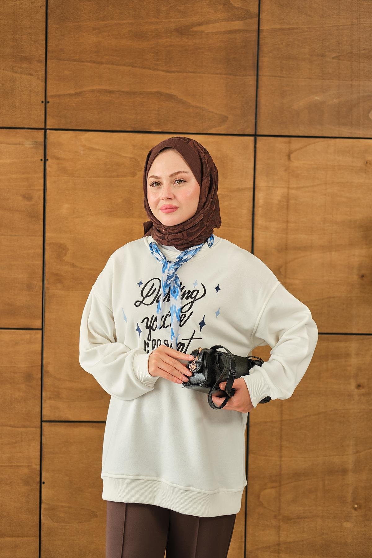 Fular Detay Yazı Nakışlı Sweat Beyaz