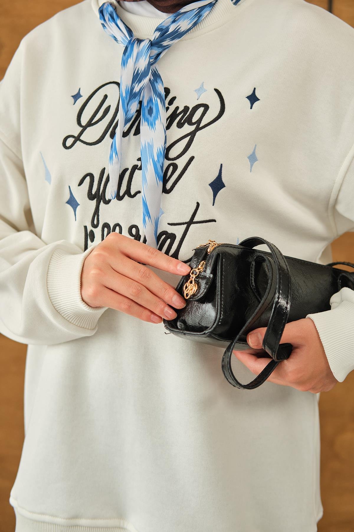 Fular Detay Yazı Nakışlı Sweat Beyaz