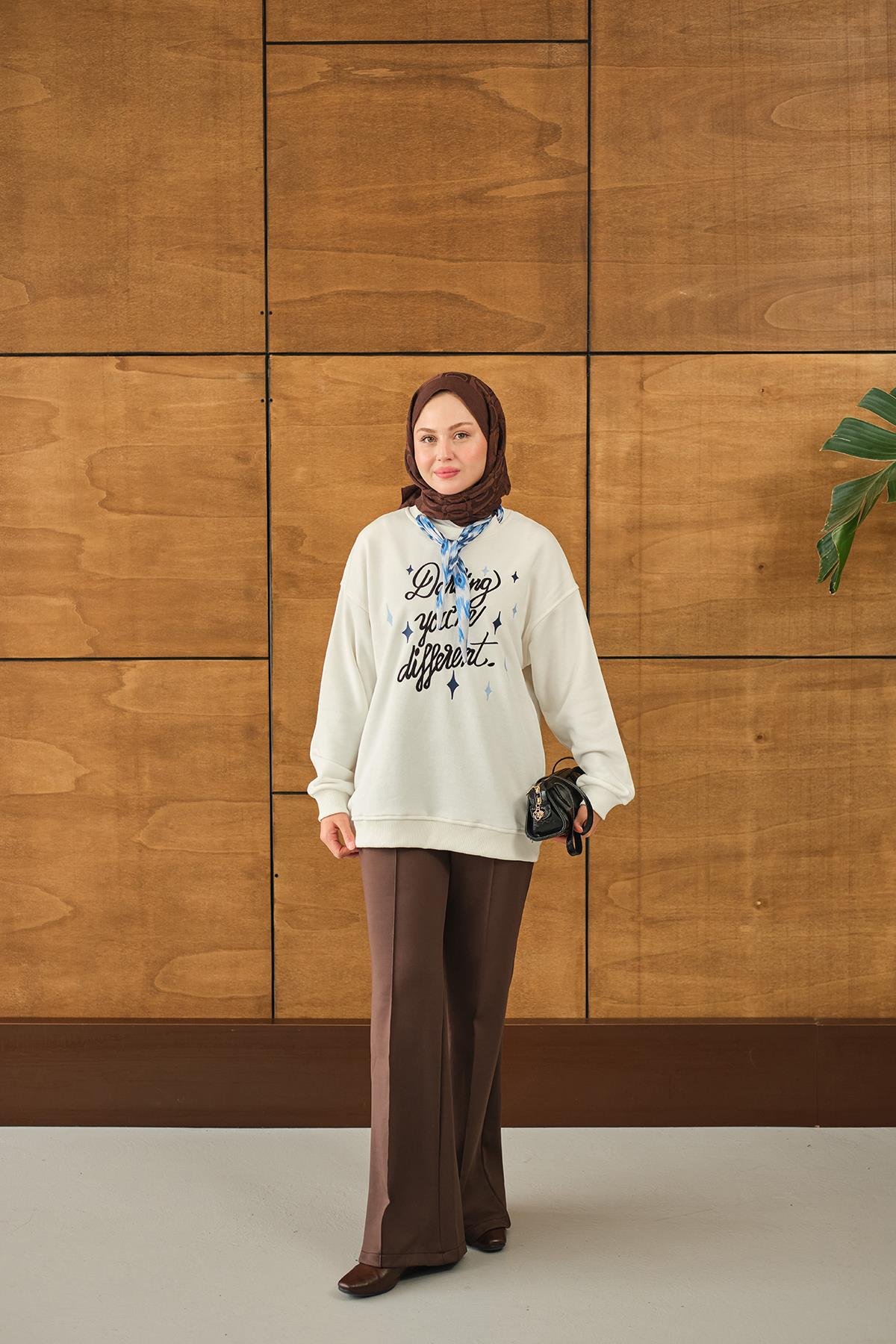 Fular Detay Yazı Nakışlı Sweat Beyaz