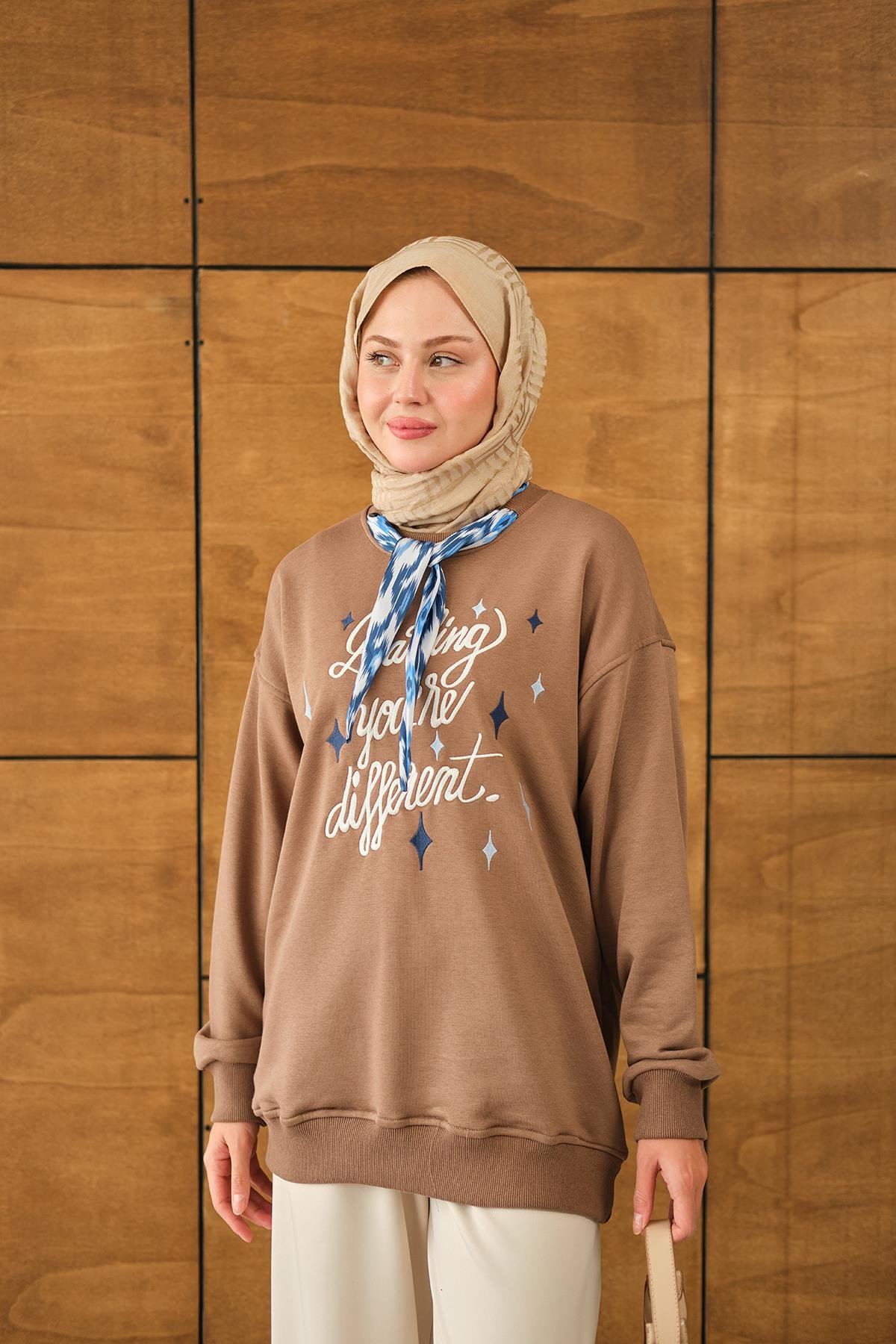 Fular Detay Yazı Nakışlı Sweat Camel