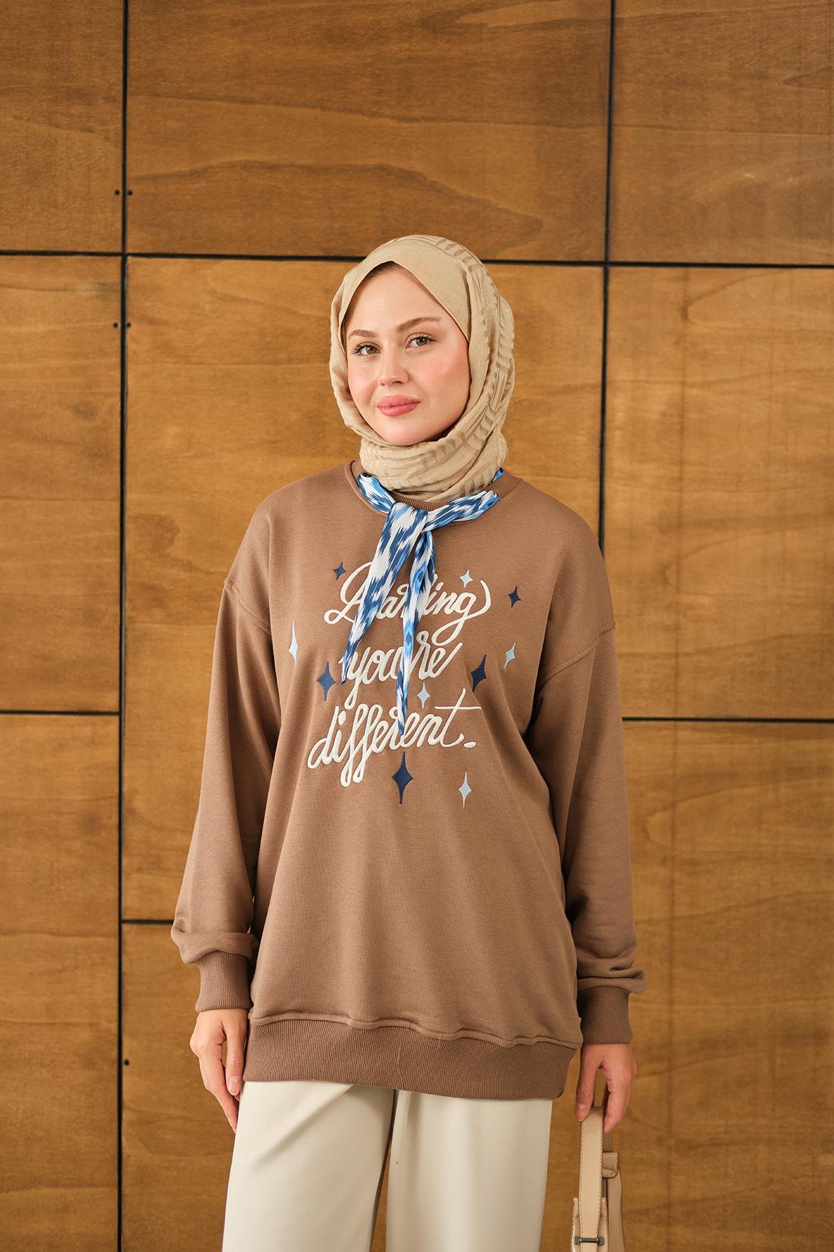 Fular Detay Yazı Nakışlı Sweat Camel