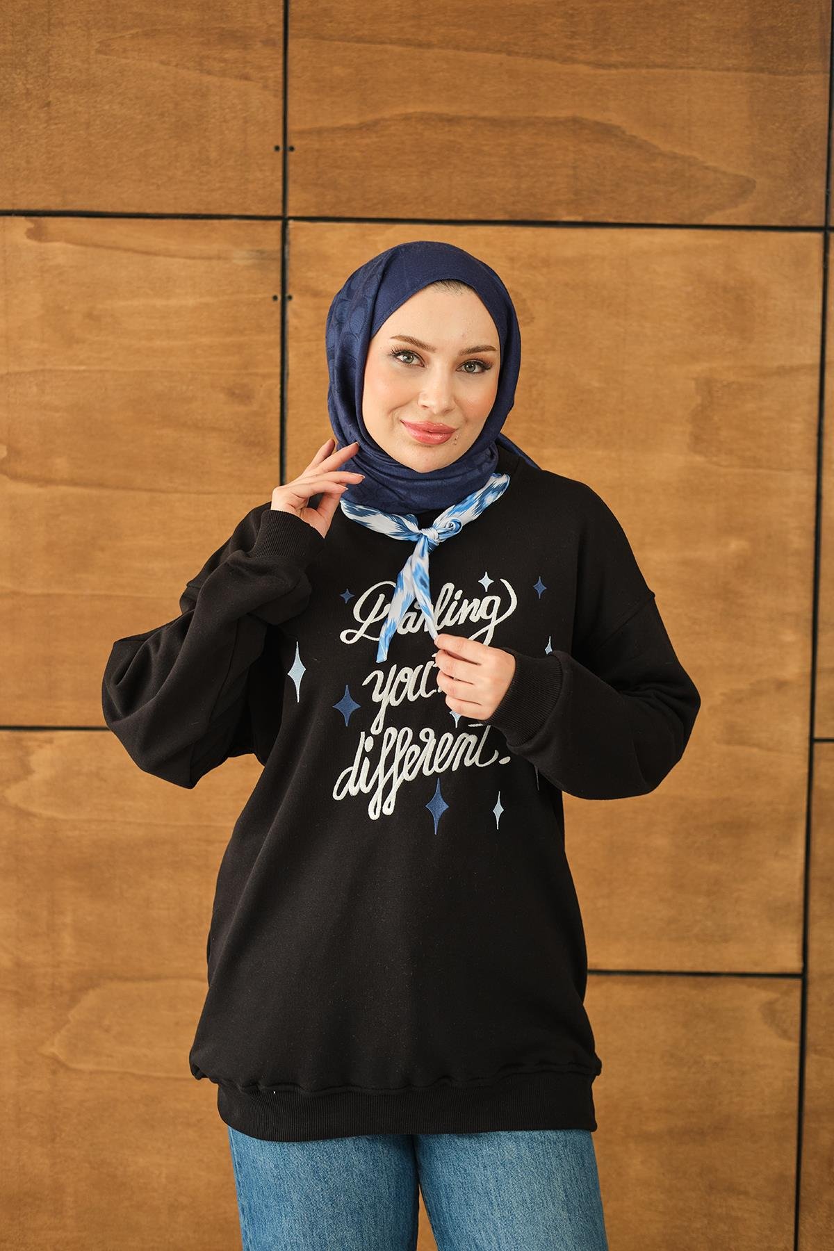 Fular Detay Yazı Nakışlı Sweat Siyah