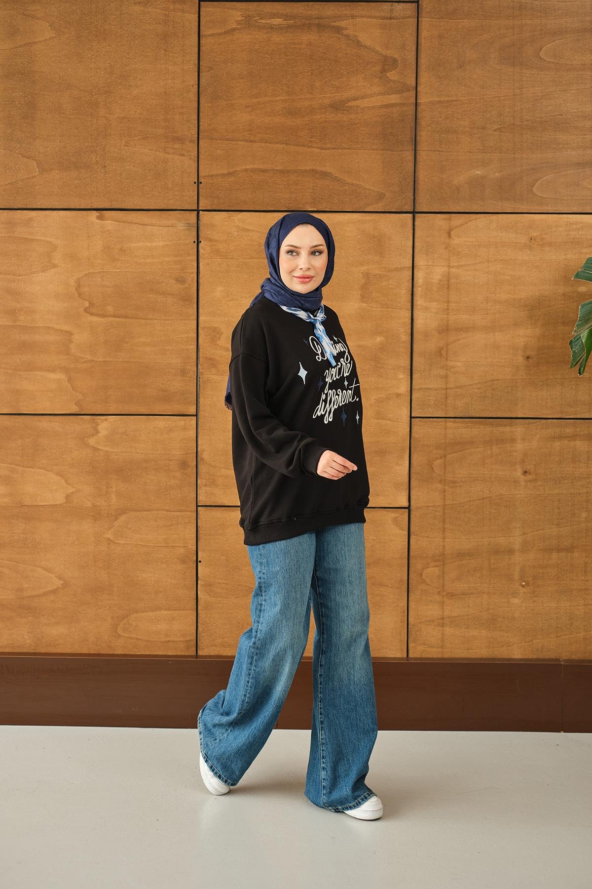 Fular Detay Yazı Nakışlı Sweat Siyah