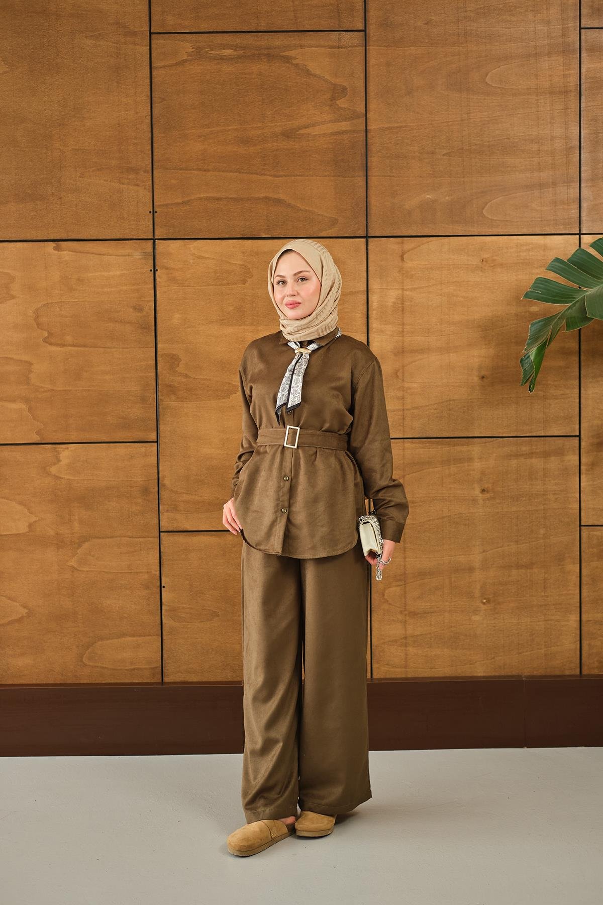 Fularlı Gömlekli Takım Haki Yeşil