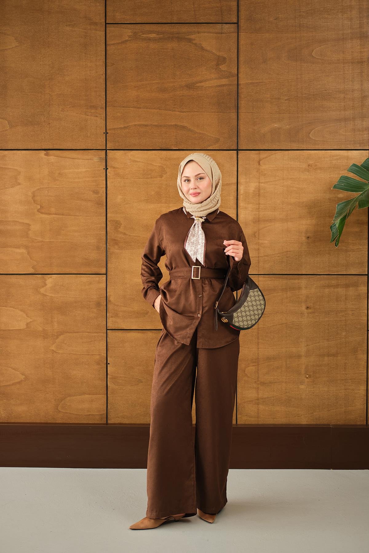 Fularlı Gömlekli Takım Kahverengi