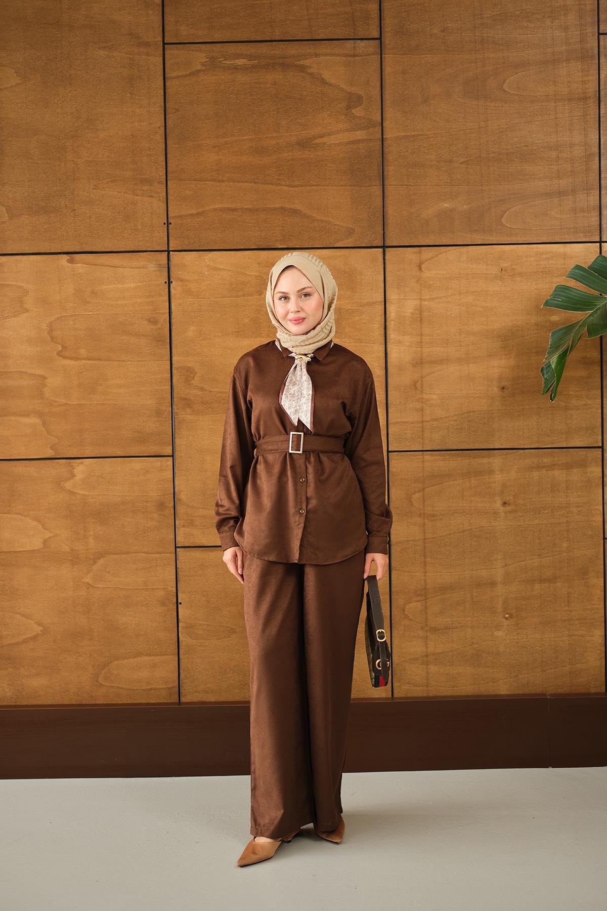 Fularlı Gömlekli Takım Kahverengi