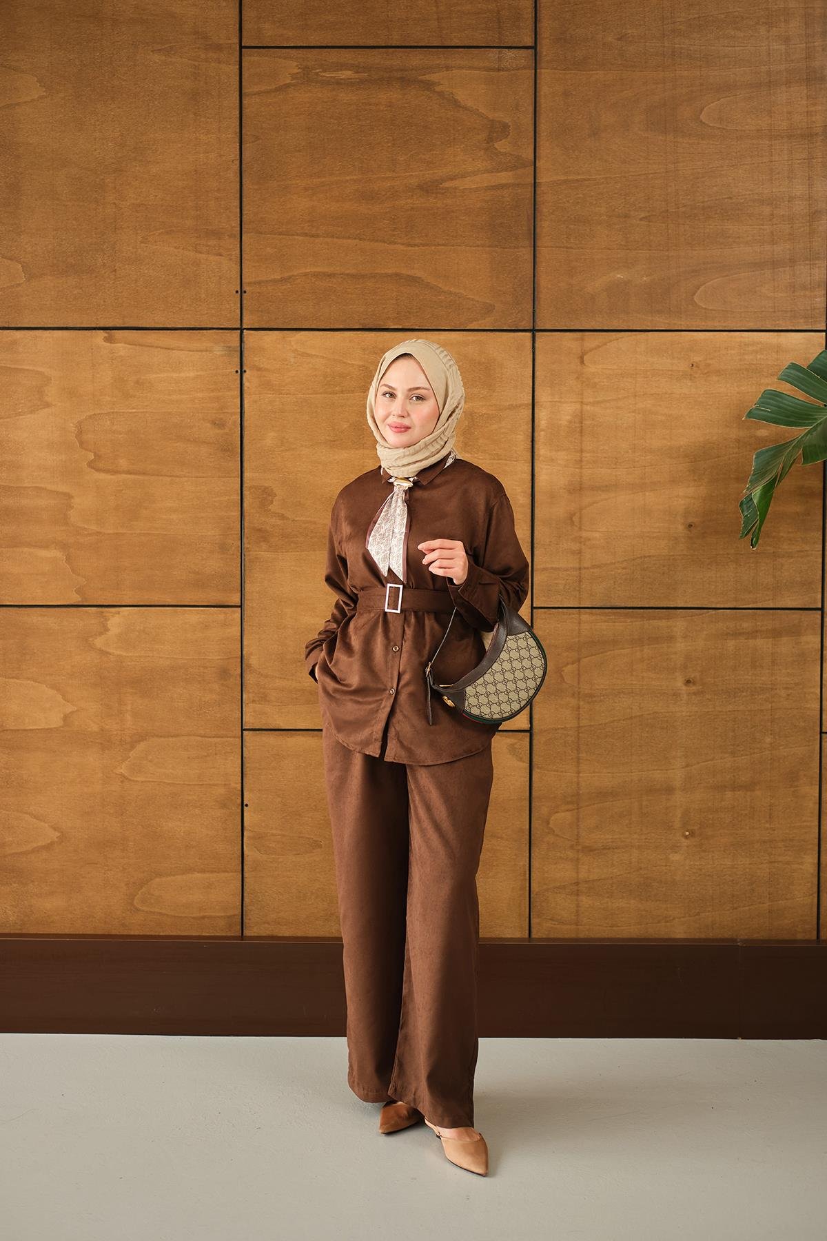 Fularlı Gömlekli Takım Kahverengi