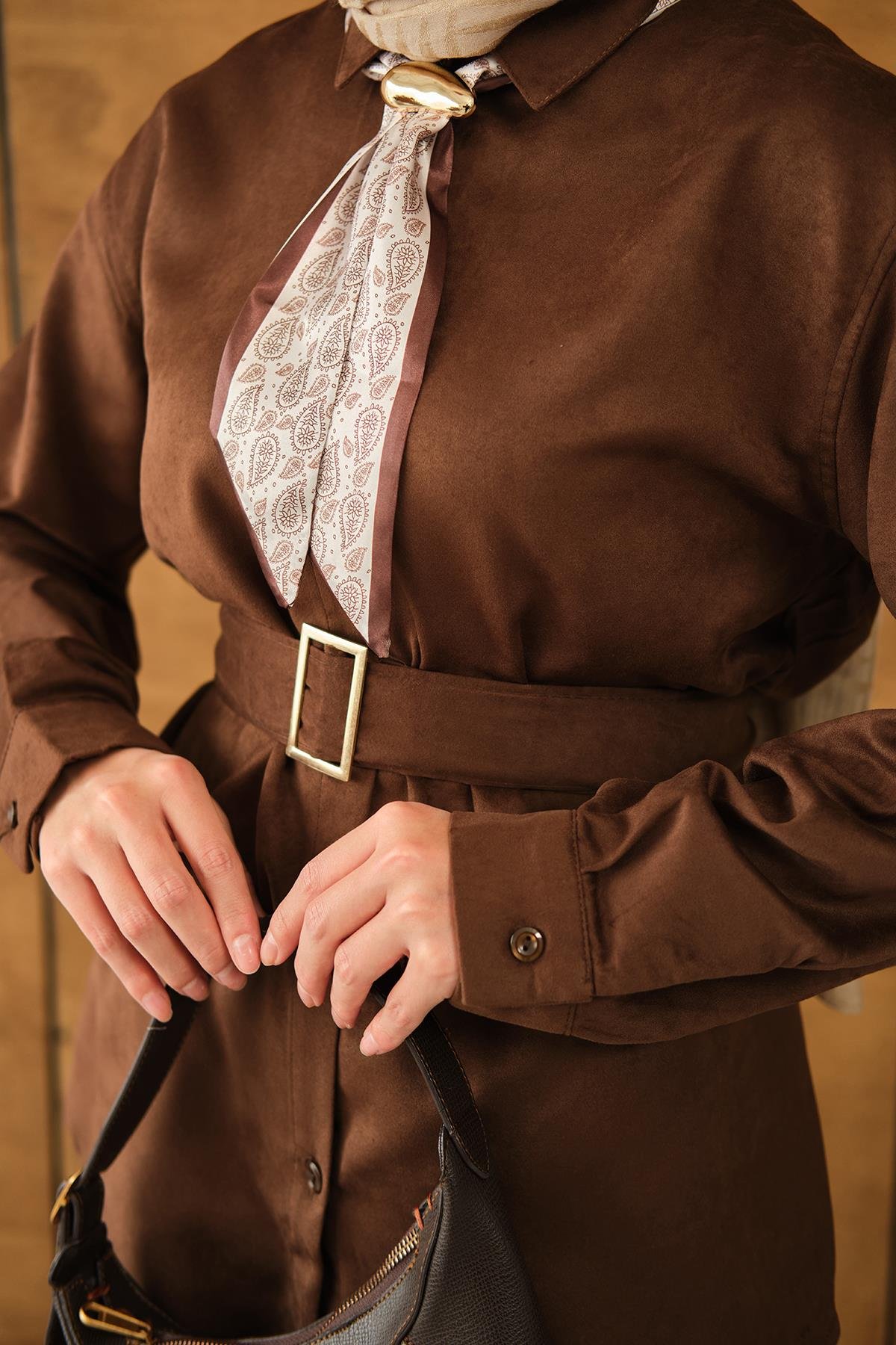 Fularlı Gömlekli Takım Kahverengi