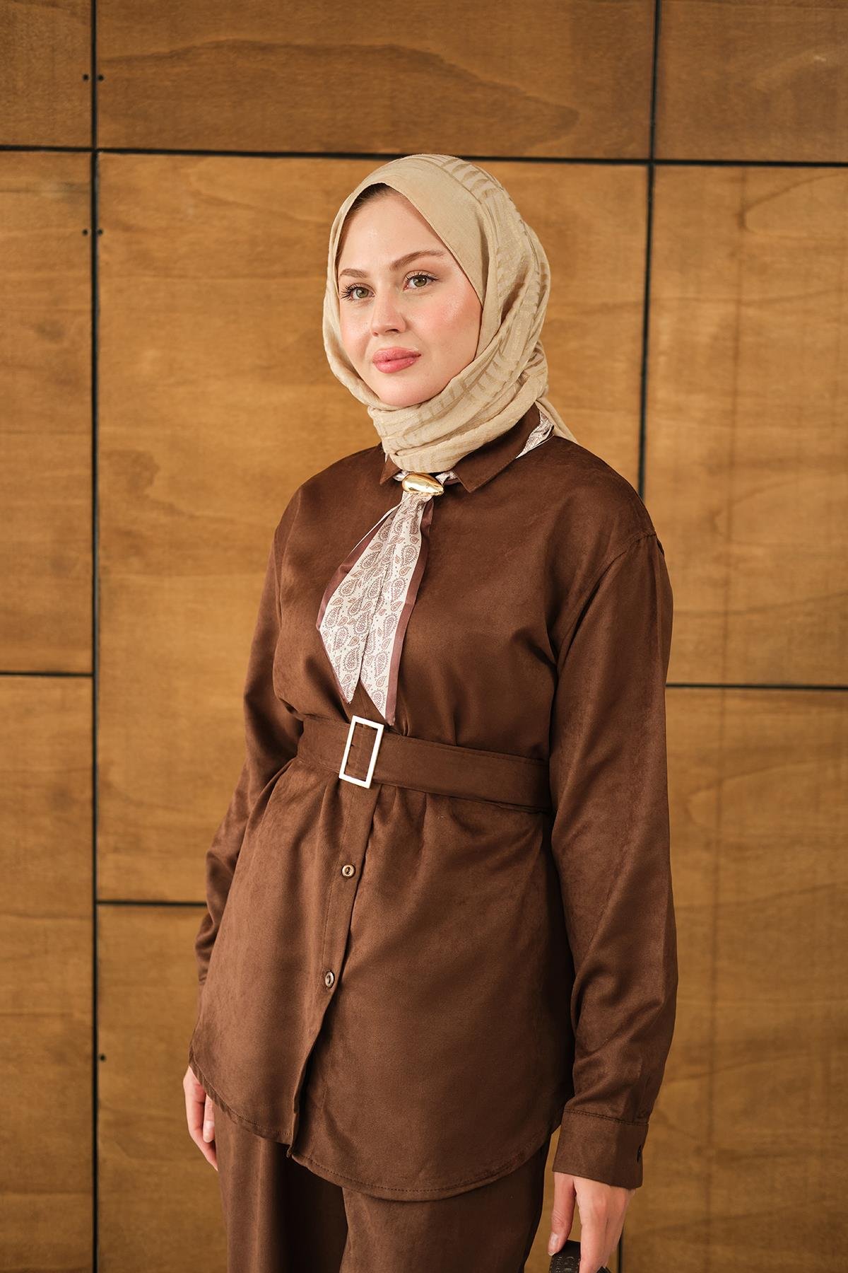 Fularlı Gömlekli Takım Kahverengi