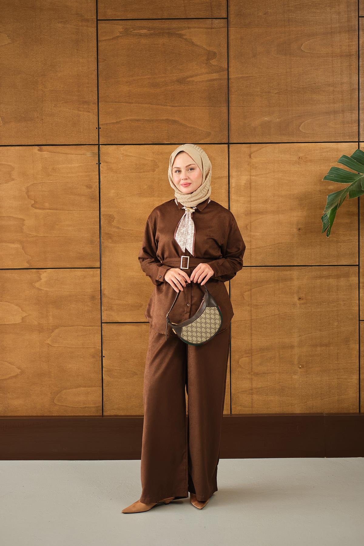 Fularlı Gömlekli Takım Kahverengi