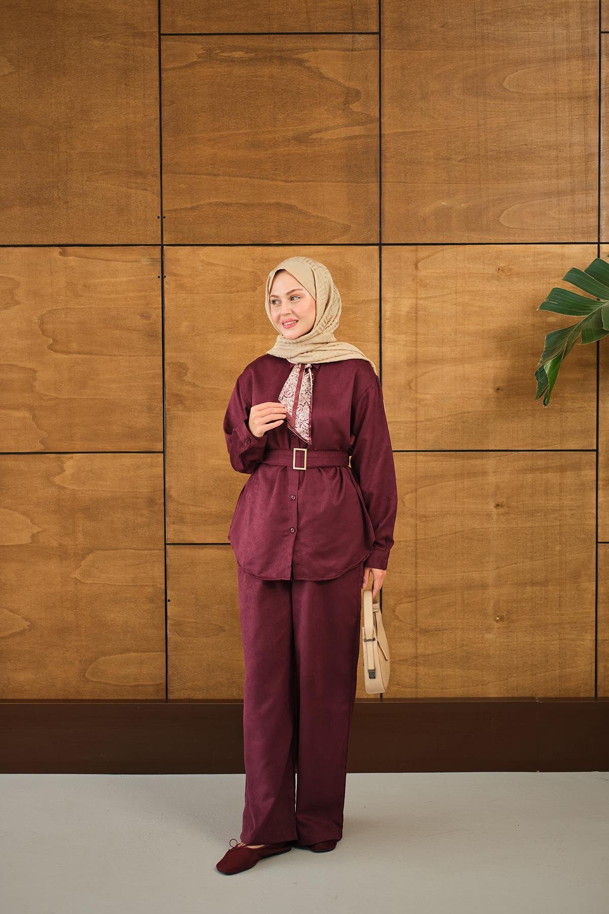 Fularlı Gömlekli Takım Mürdüm