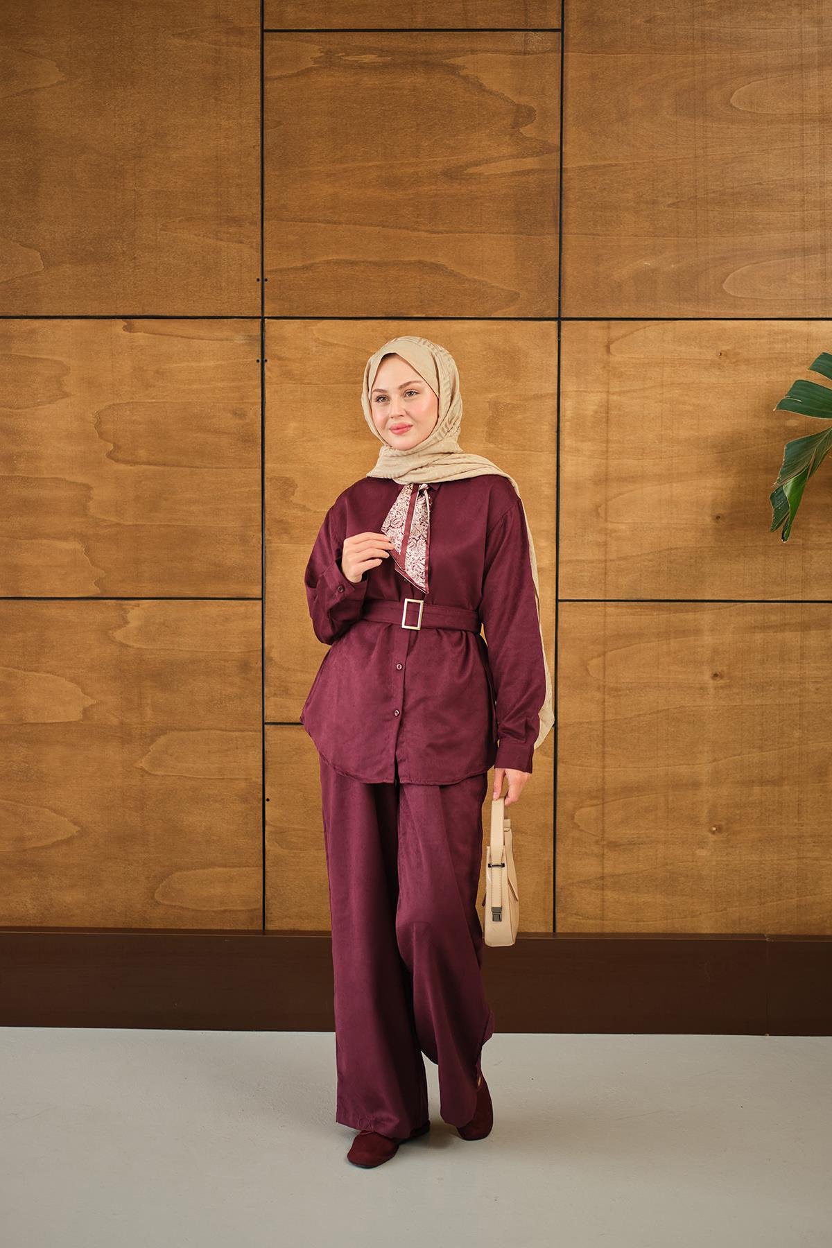 Fularlı Gömlekli Takım Mürdüm