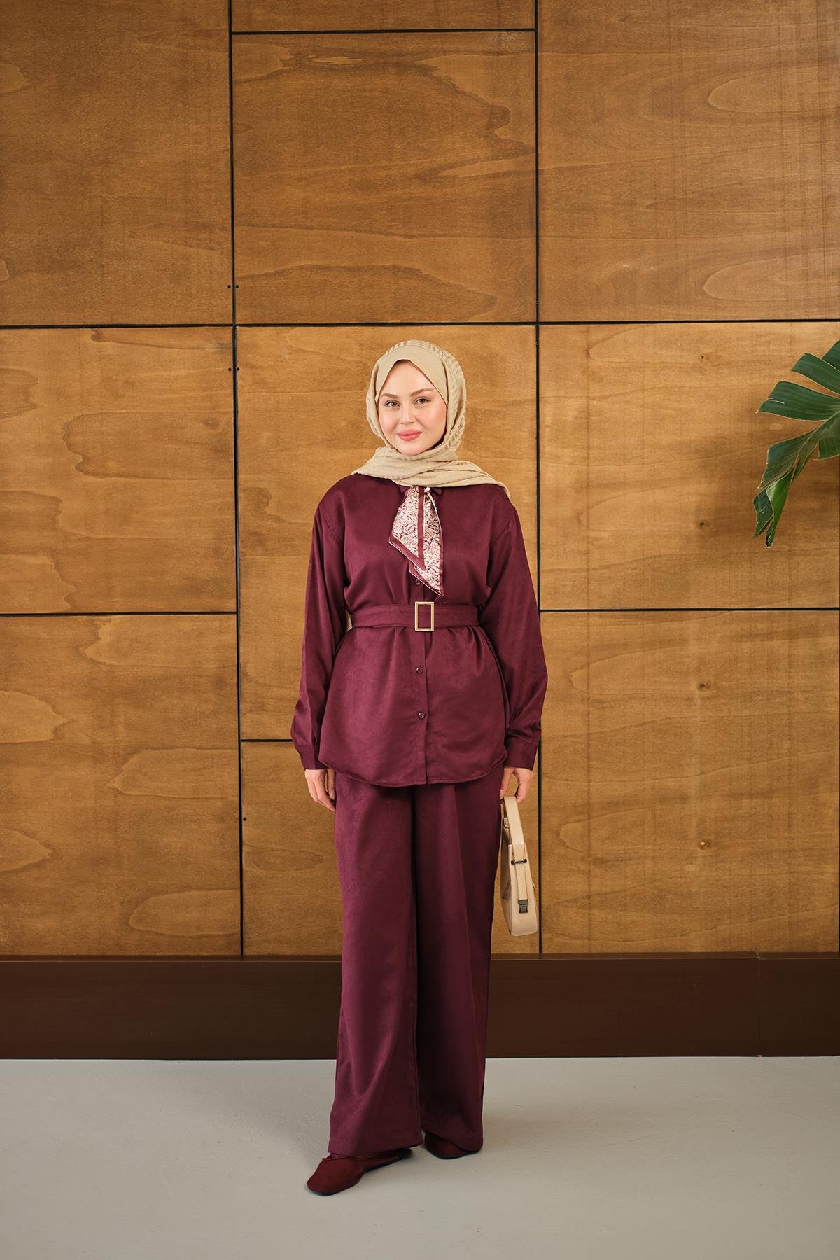 Fularlı Gömlekli Takım Mürdüm